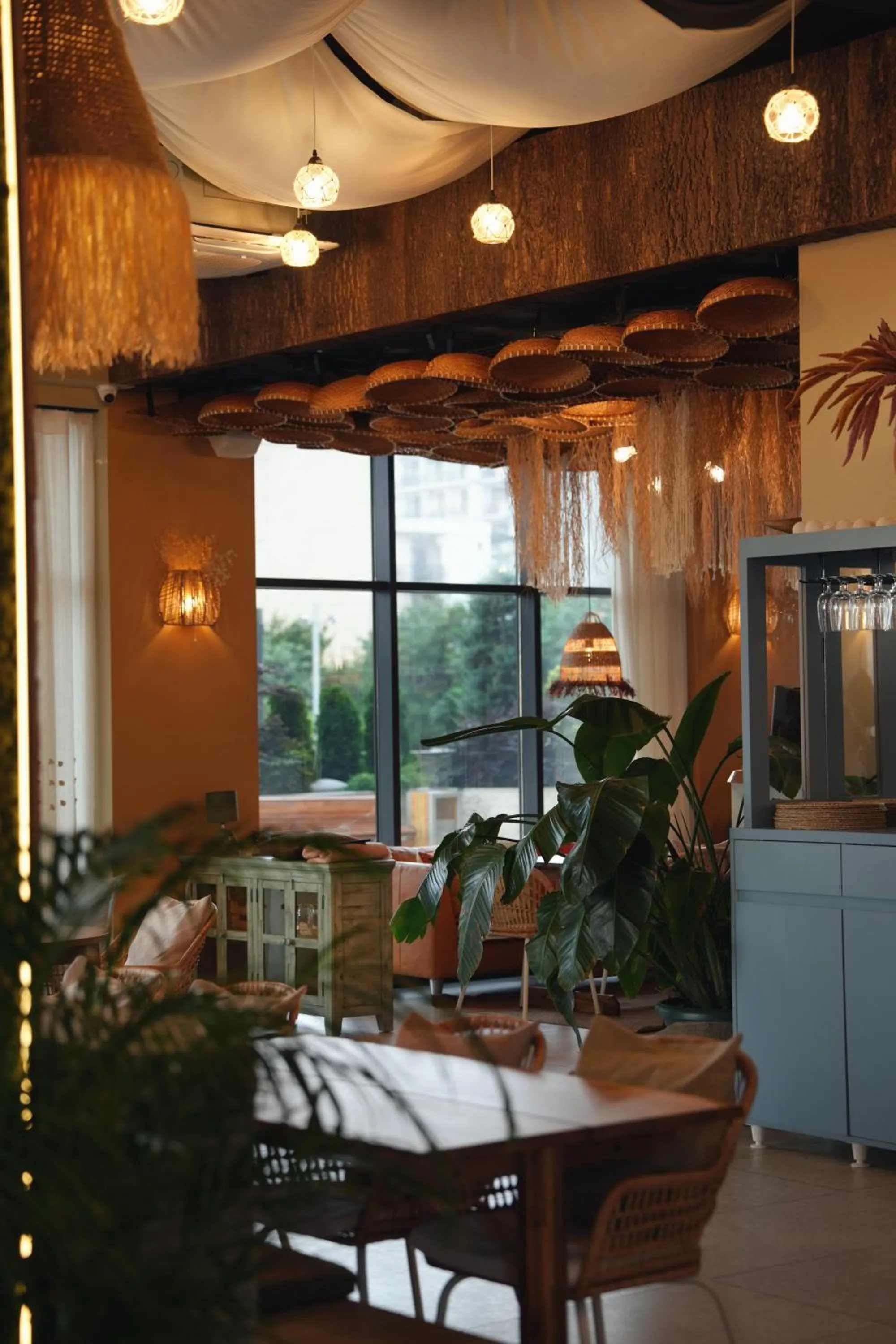 Restaurant/places to eat in Green Side Apart Hotel