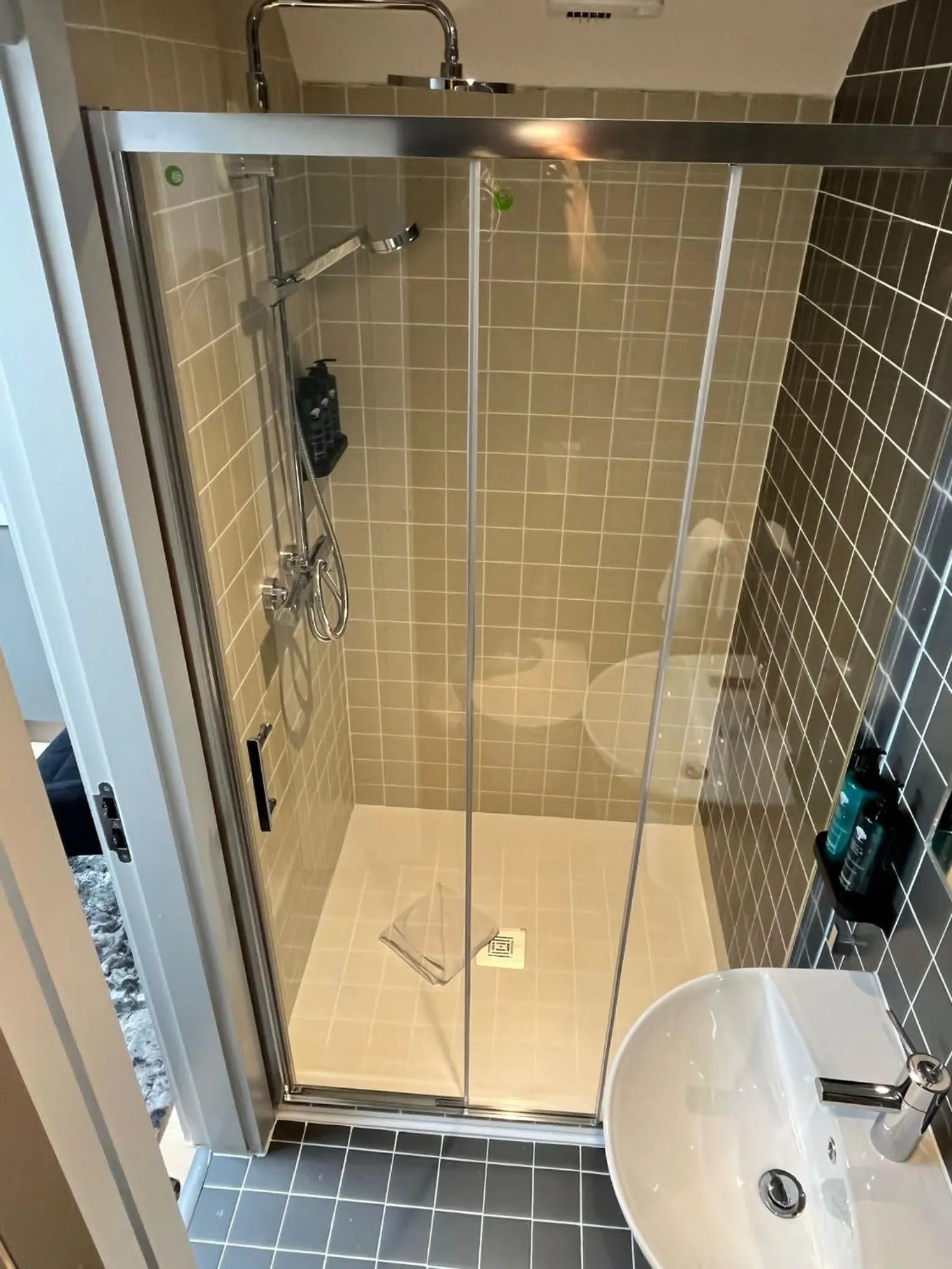 Shower in Merrion Square Studios