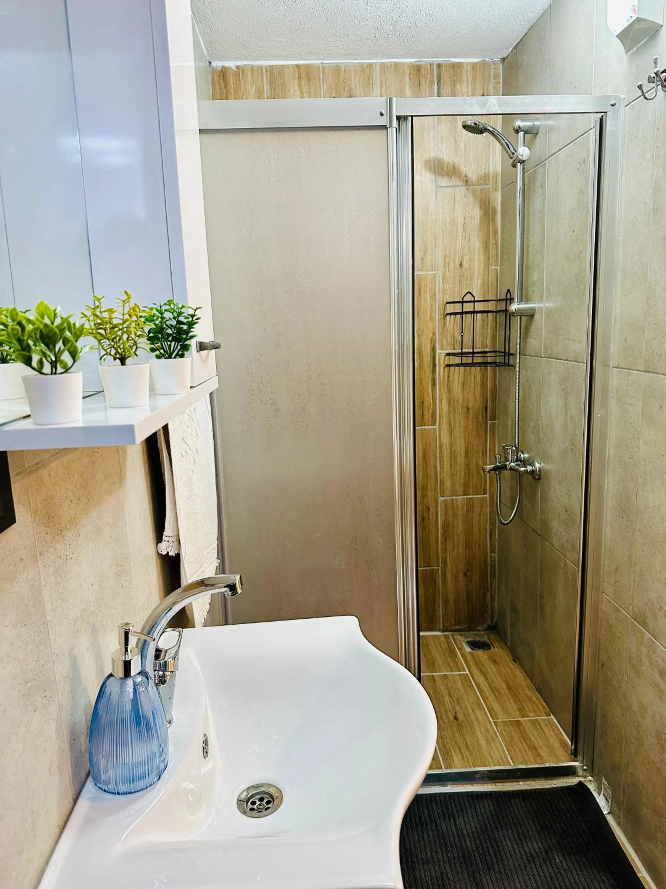 Shower in Gelidonya Pansiyon