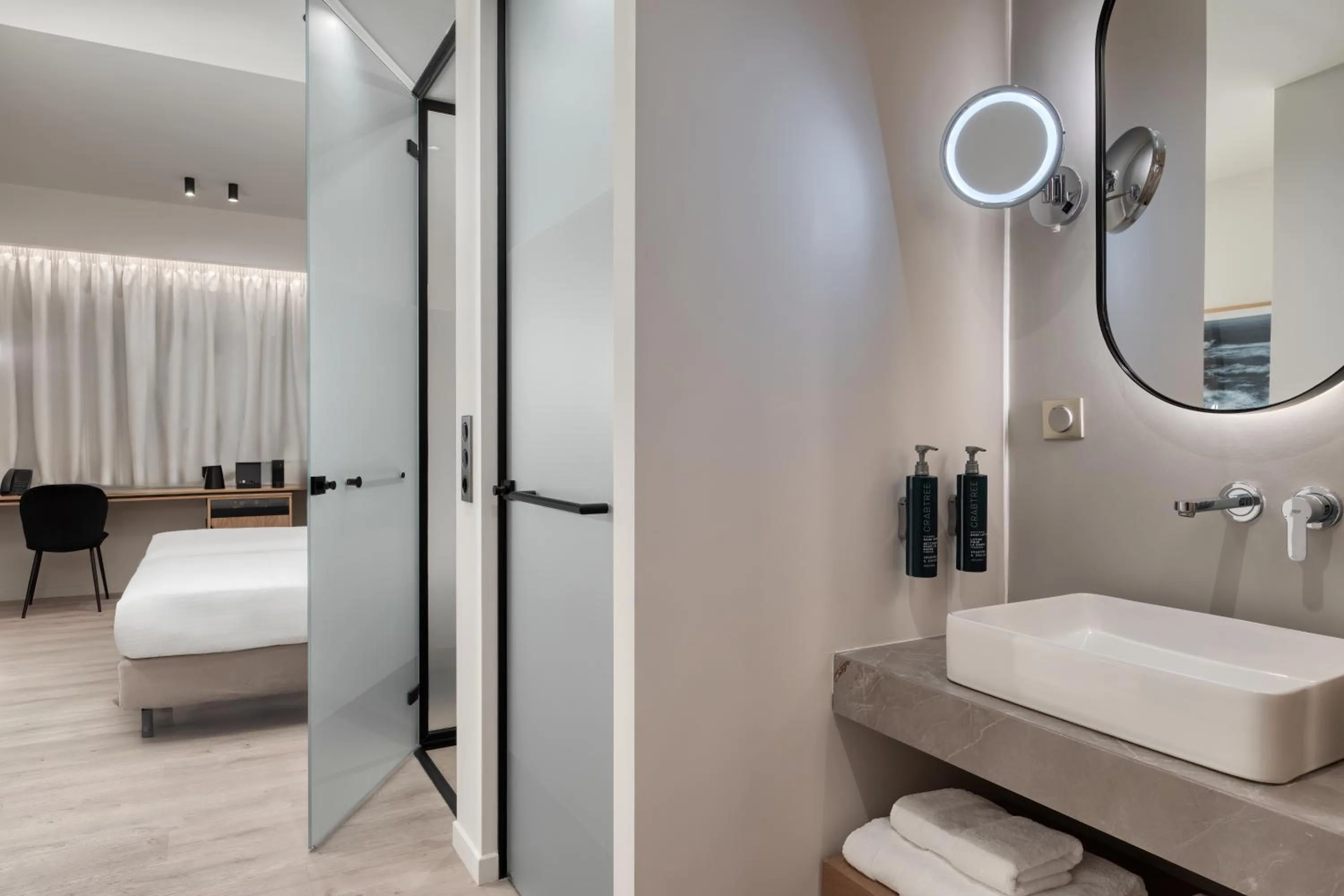 Bathroom, Bed in Hilton Garden Inn Athens Syggrou Avenue