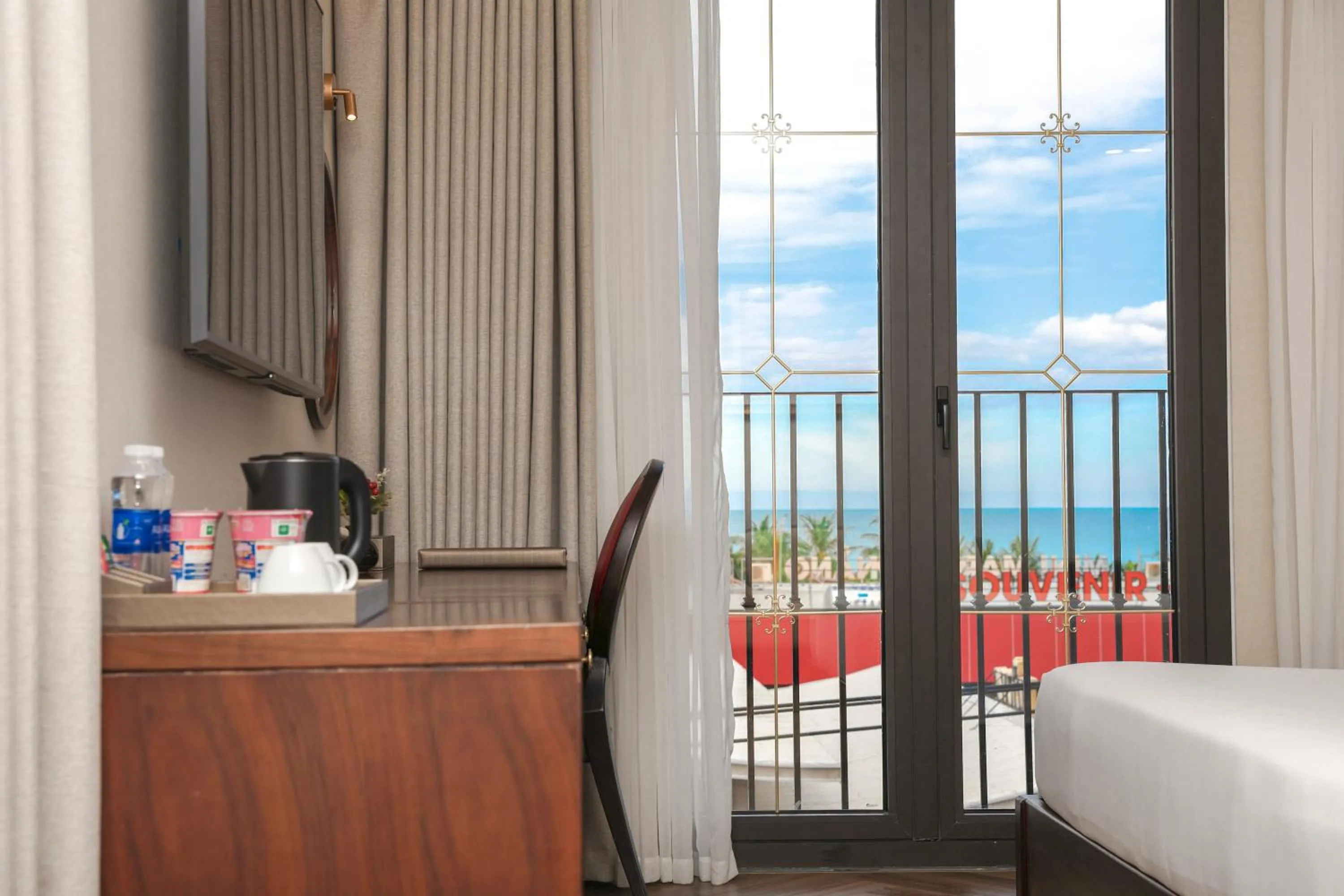 Sea view, Bed in Golden Lotus Luxury Hotel Danang - Complimentary Daily Afternoon Tea