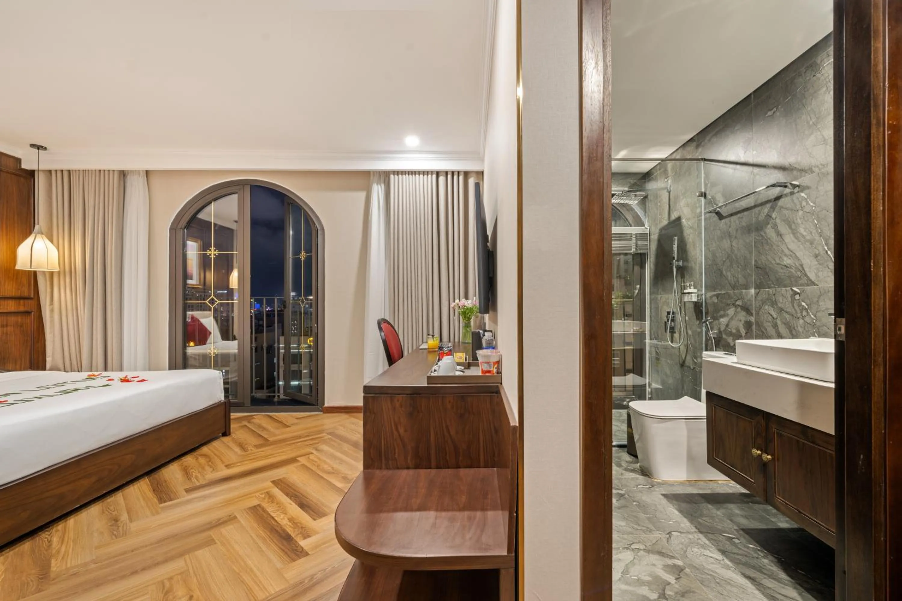 Shower, Bed in Golden Lotus Luxury Hotel Danang - Complimentary Daily Afternoon Tea