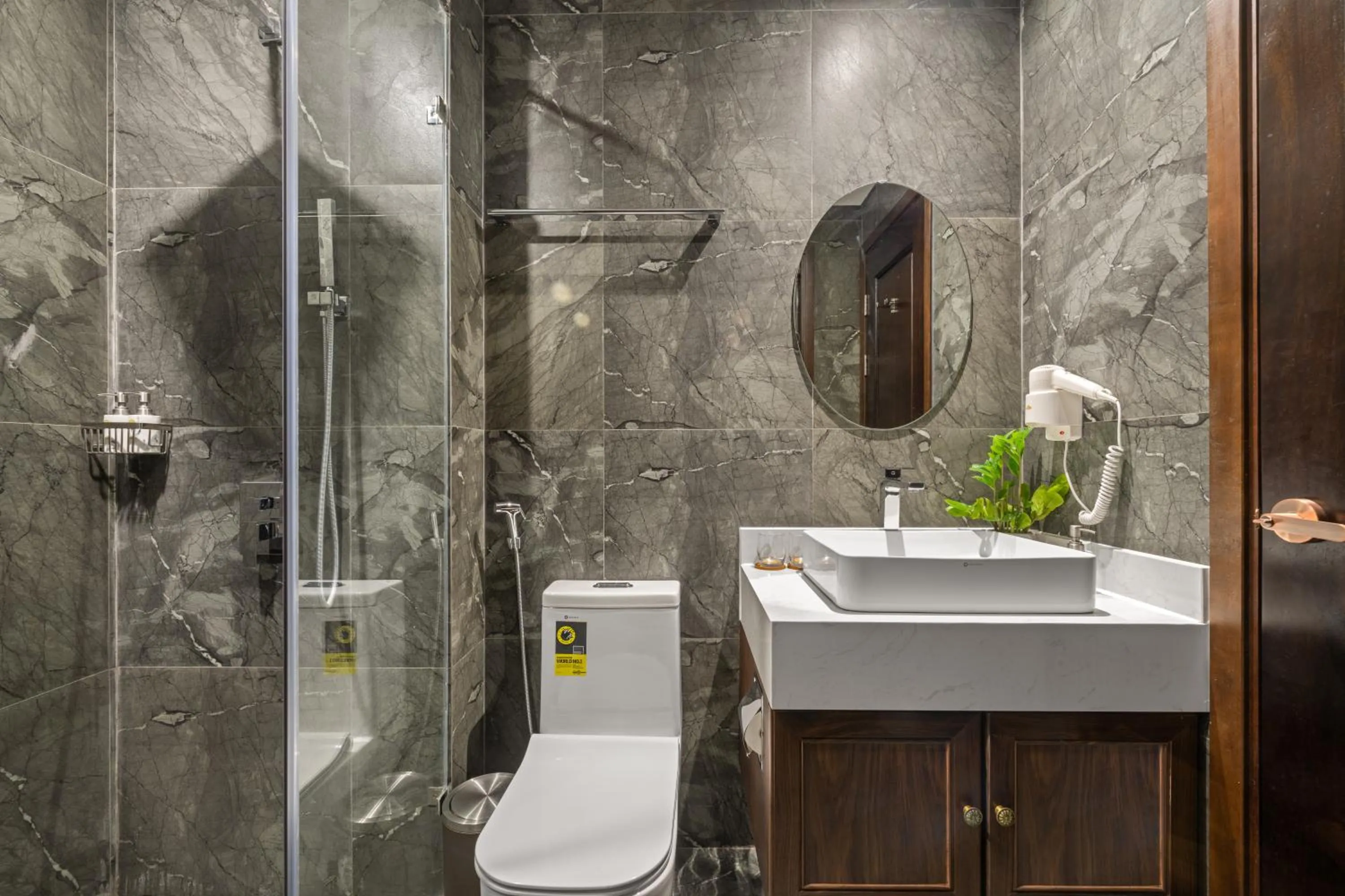 Bathroom in Golden Lotus Luxury Hotel Danang - Complimentary Daily Afternoon Tea