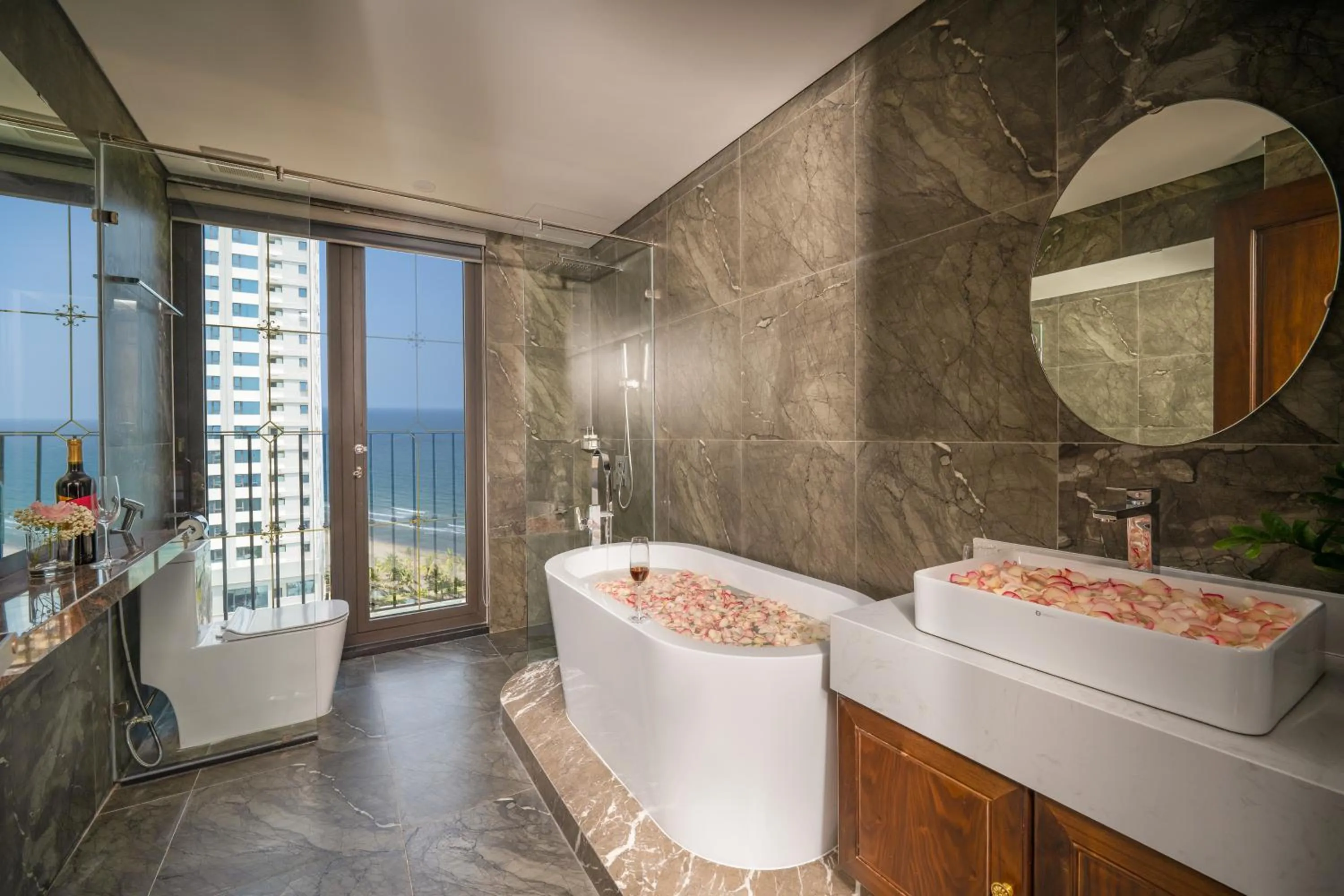 Shower in Golden Lotus Luxury Hotel Danang - Complimentary Daily Afternoon Tea