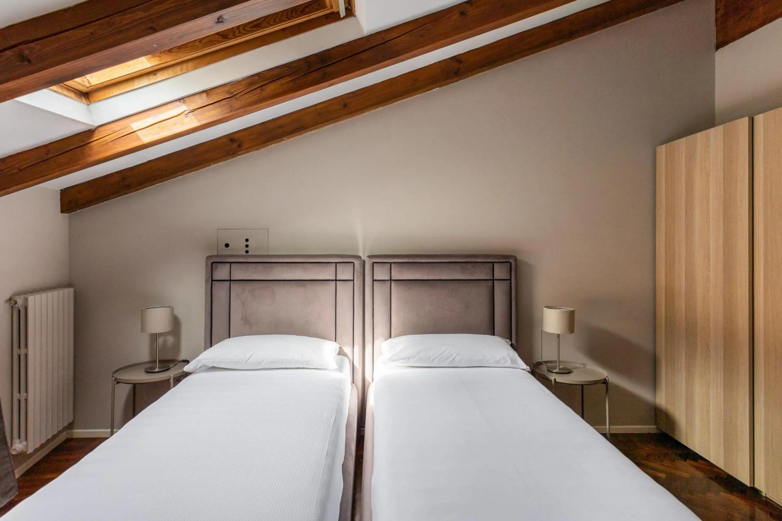 Wooden design Apartment by Wonderful Italy
