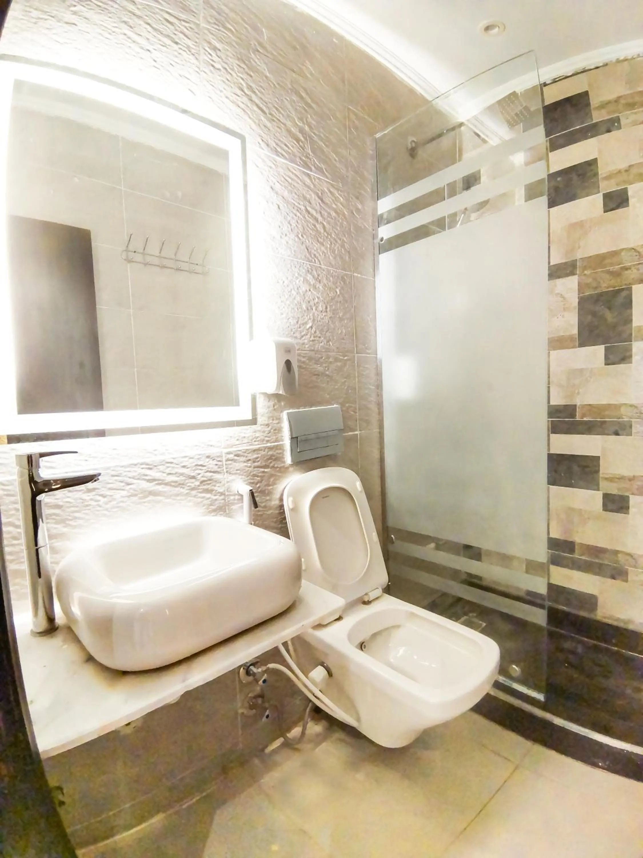 Shower in Tourist Palace Hotel