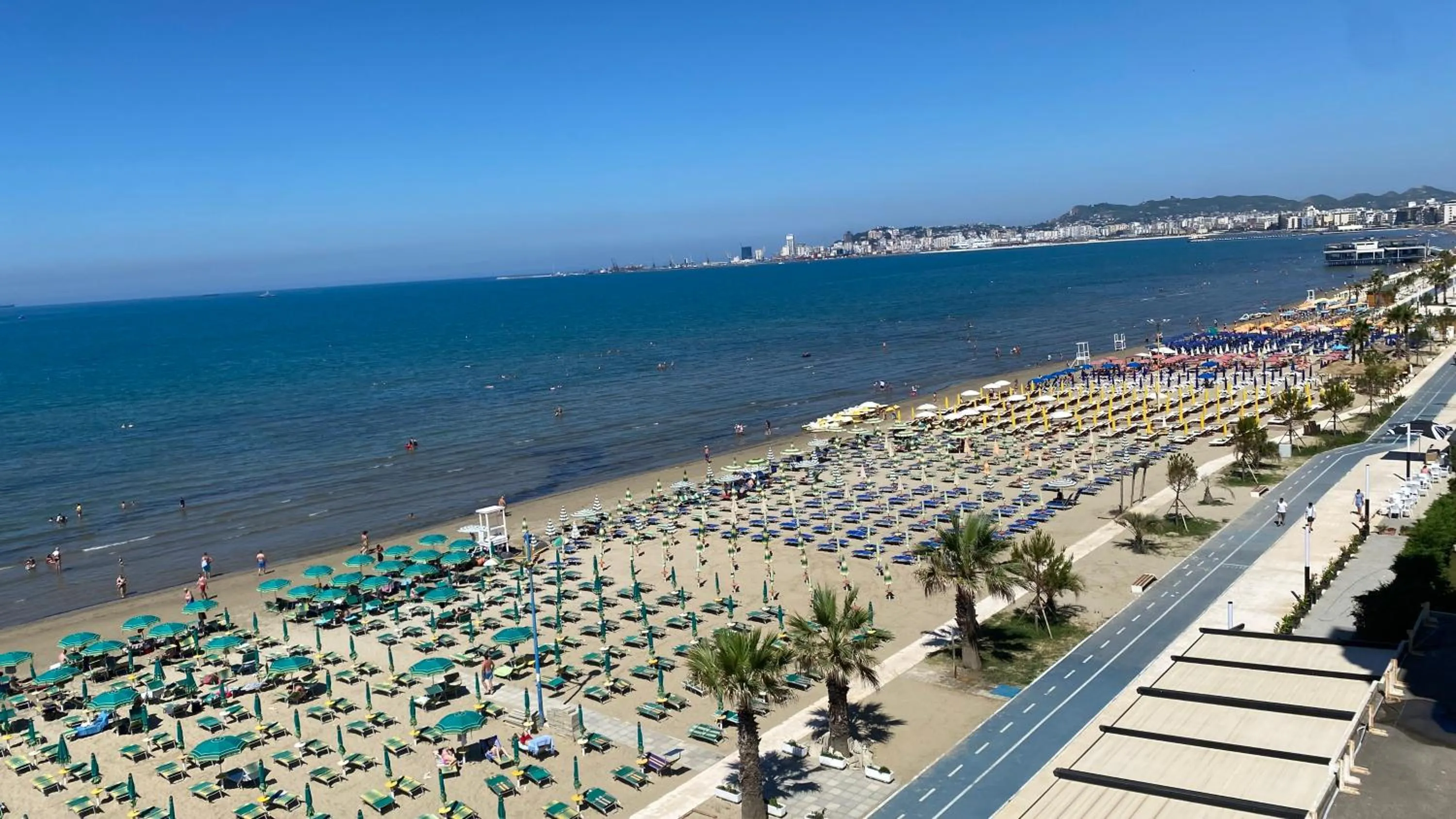 Day in Wave Beachfront Apartments