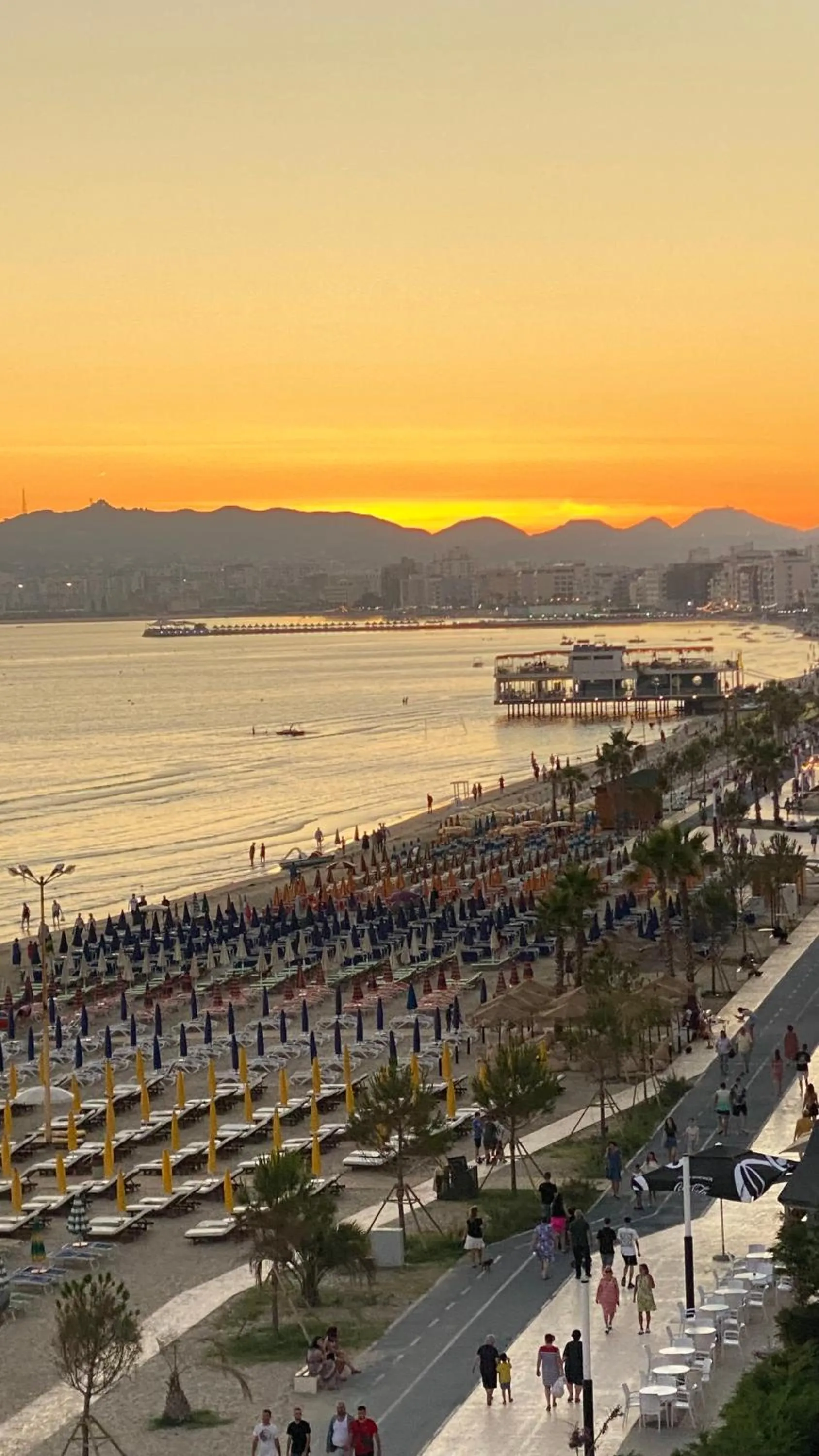 Day in Wave Beachfront Apartments