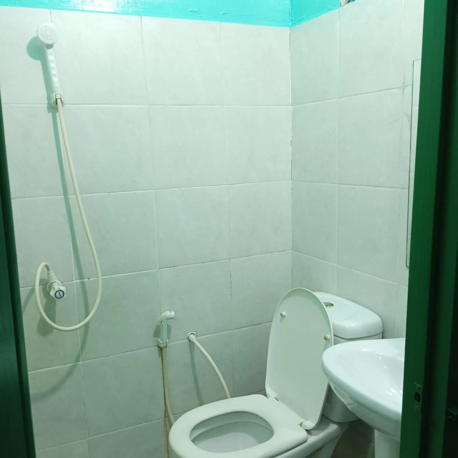 Shower in faTuur Inn