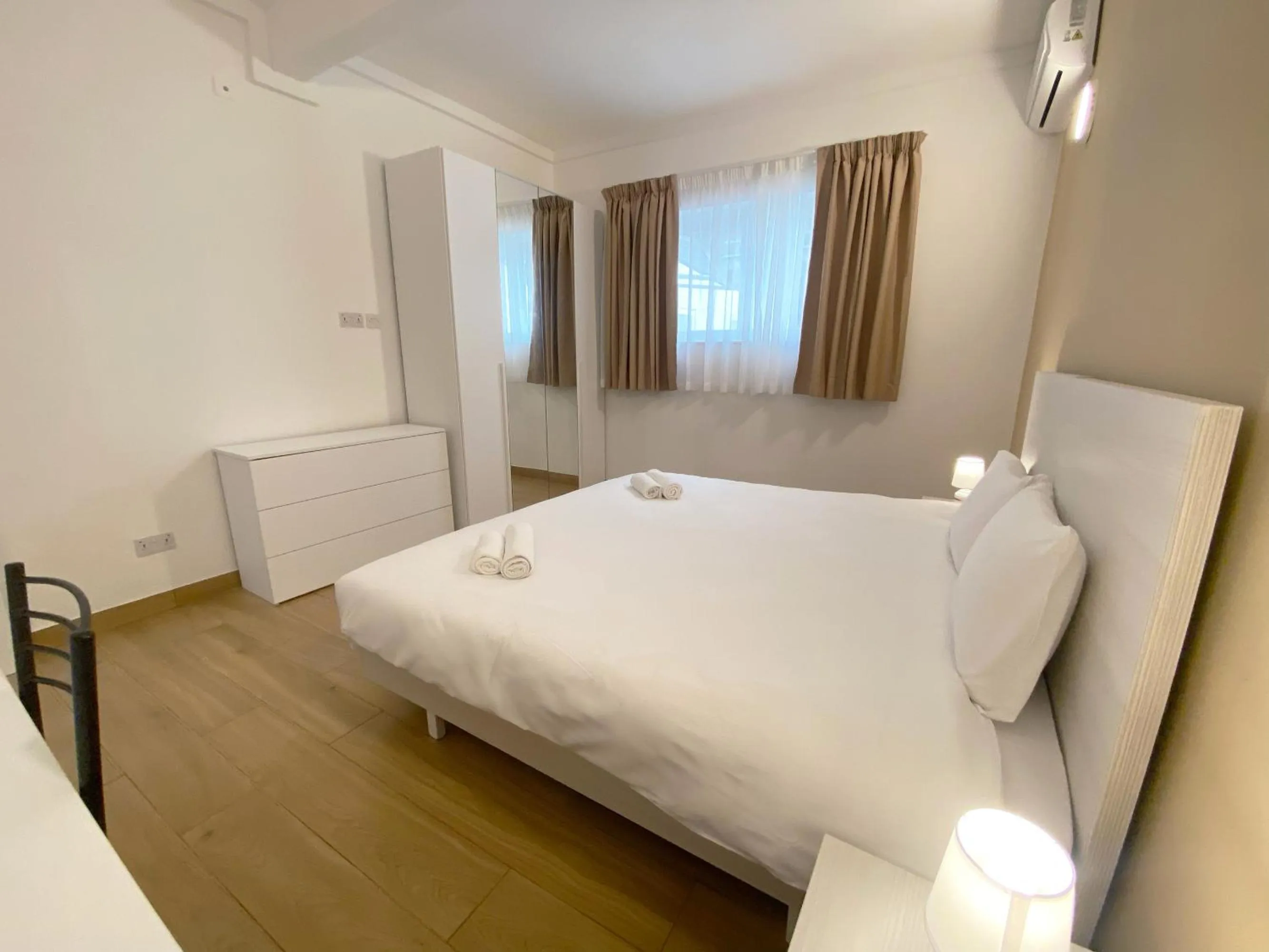 Bedroom, Bed in Miami Apartments