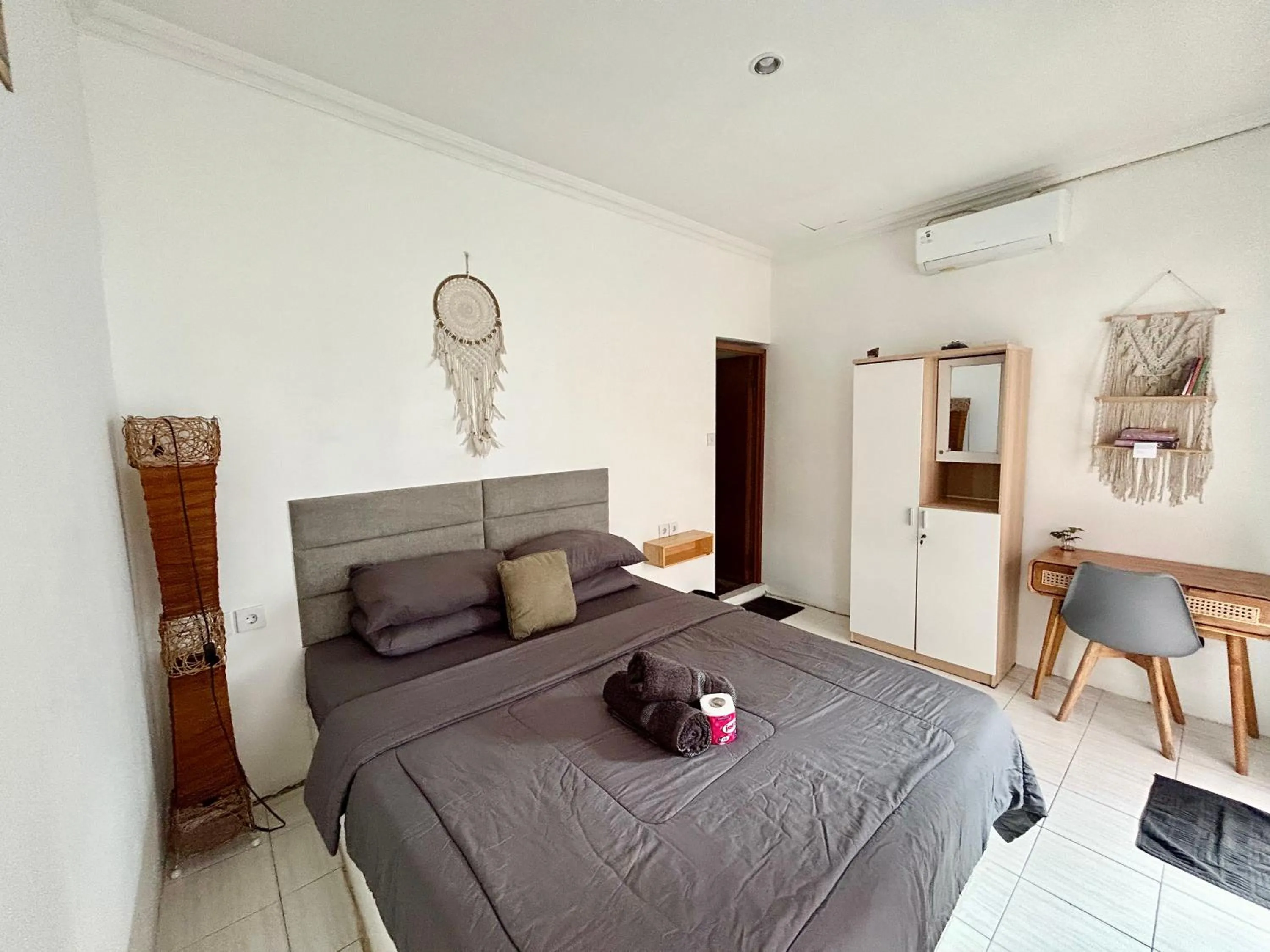 Double Room with Balcony in White sandat guest house