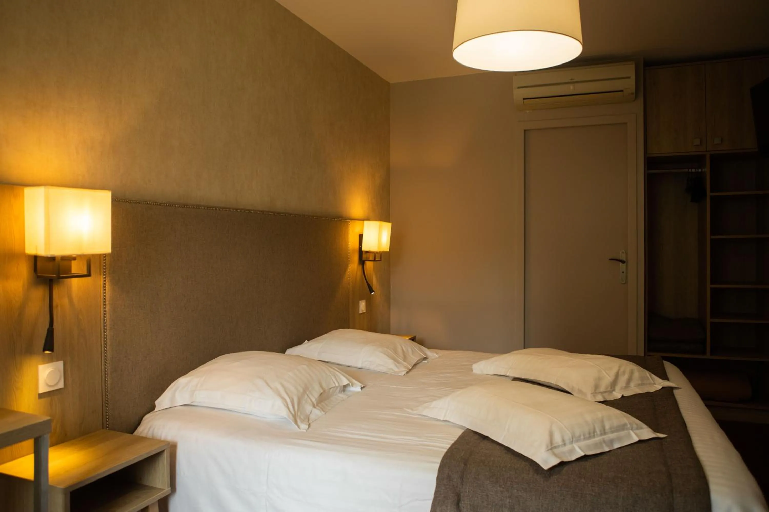 Photo of the whole room, Bed in Relais de la Loire
