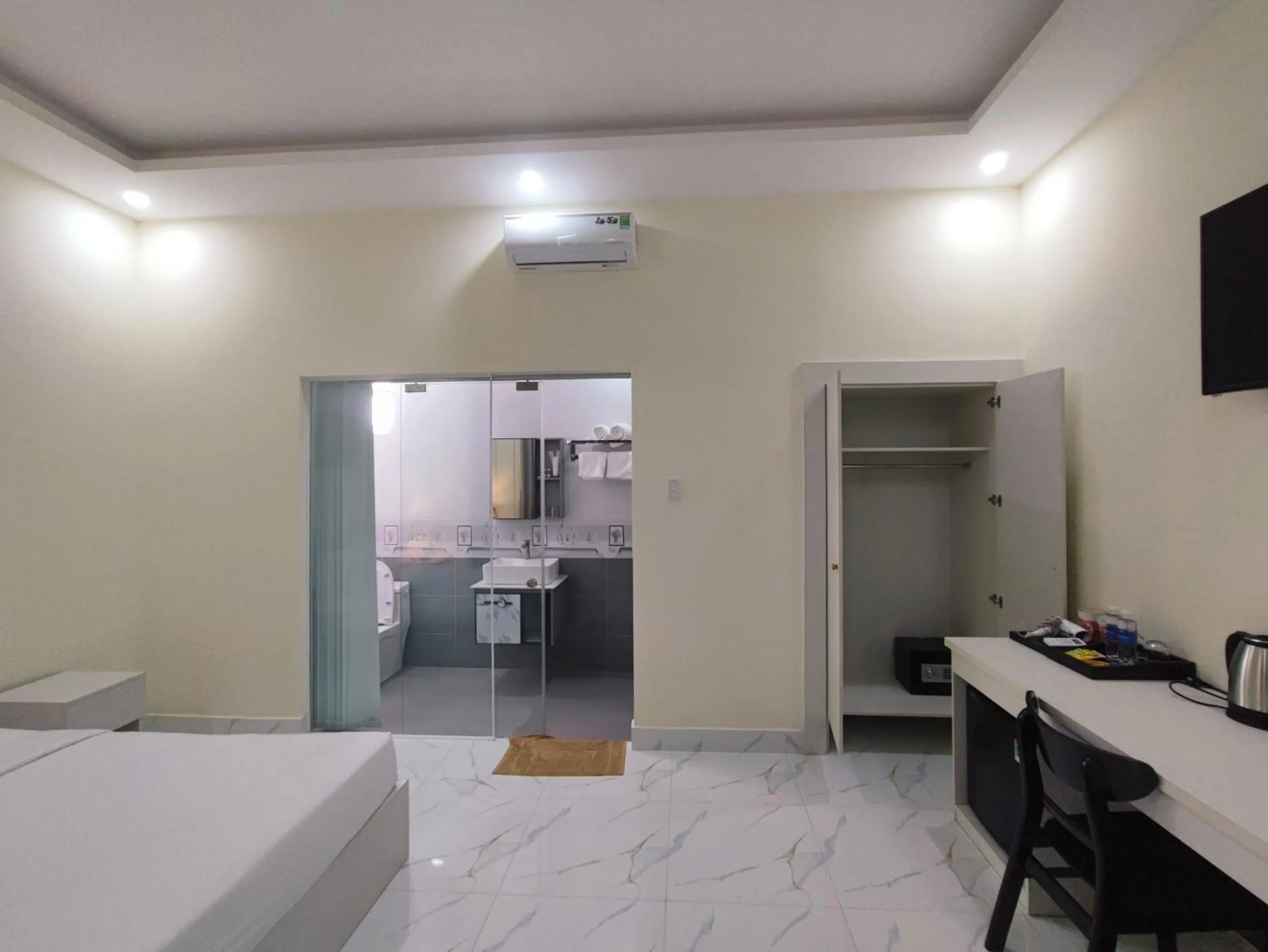 Photo of the whole room, Bed in Hoàng Anh Côn Đảo Hotel