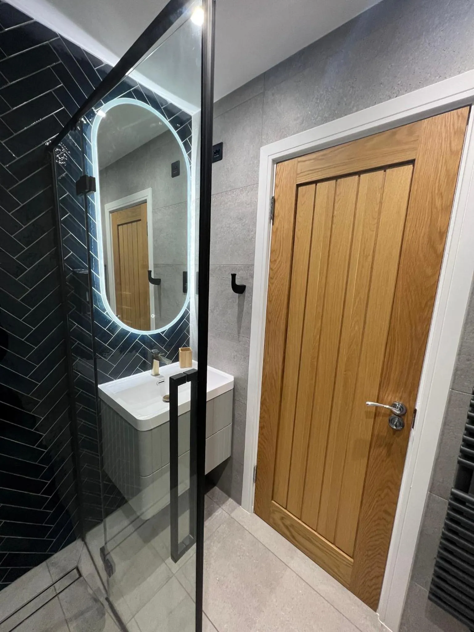 Bathroom in Charming 3-Bed House with 1 Parking space