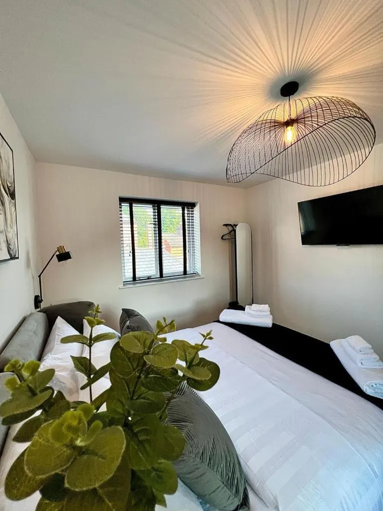 Bedroom, Bed in Charming 3-Bed House with 1 Parking space