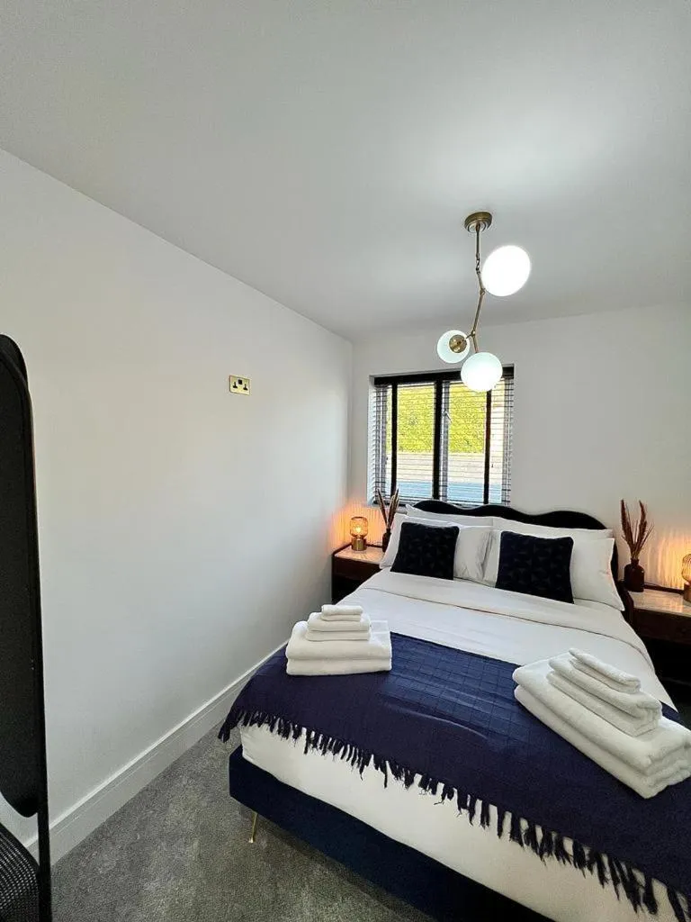 Bedroom, Bed in Charming 3-Bed House with 1 Parking space