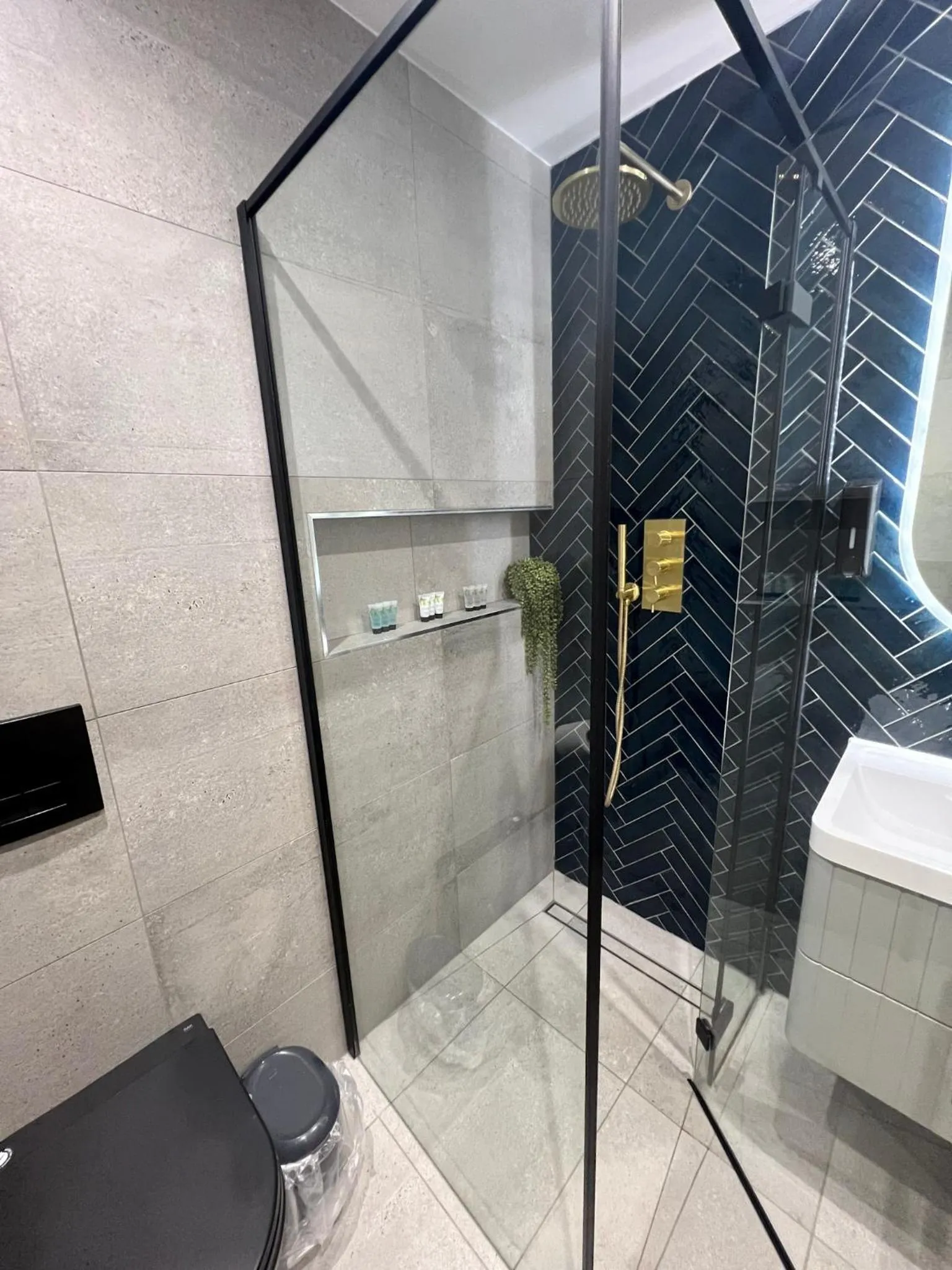 Bathroom in Charming 3-Bed House with 1 Parking space