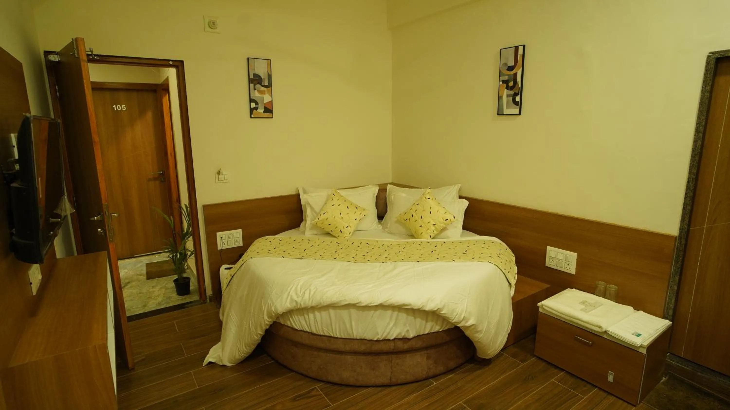 Deluxe Queen Room - single occupancy in HOTEL RICHIE RICH