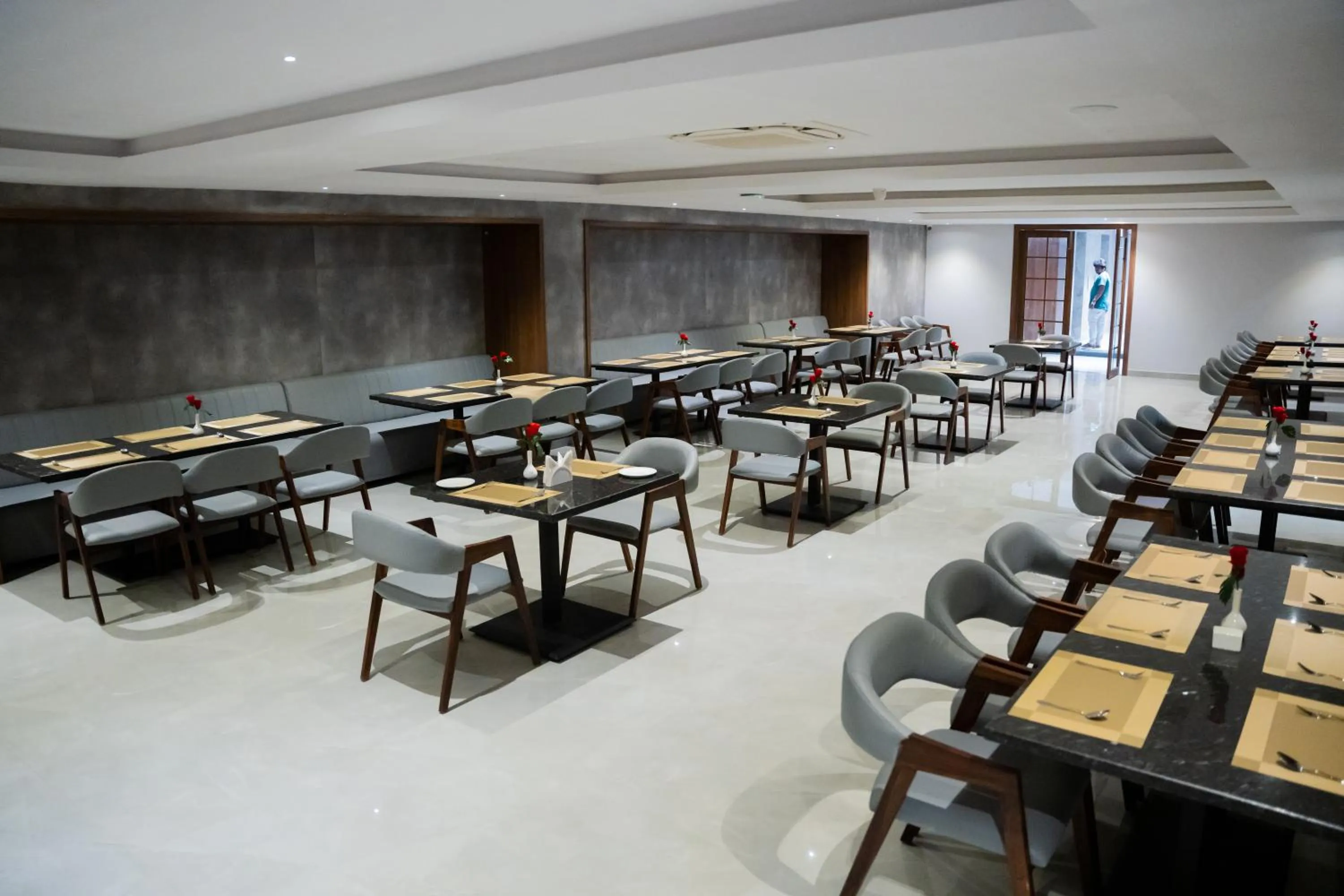 Restaurant/places to eat in Hotel Tulips Grand