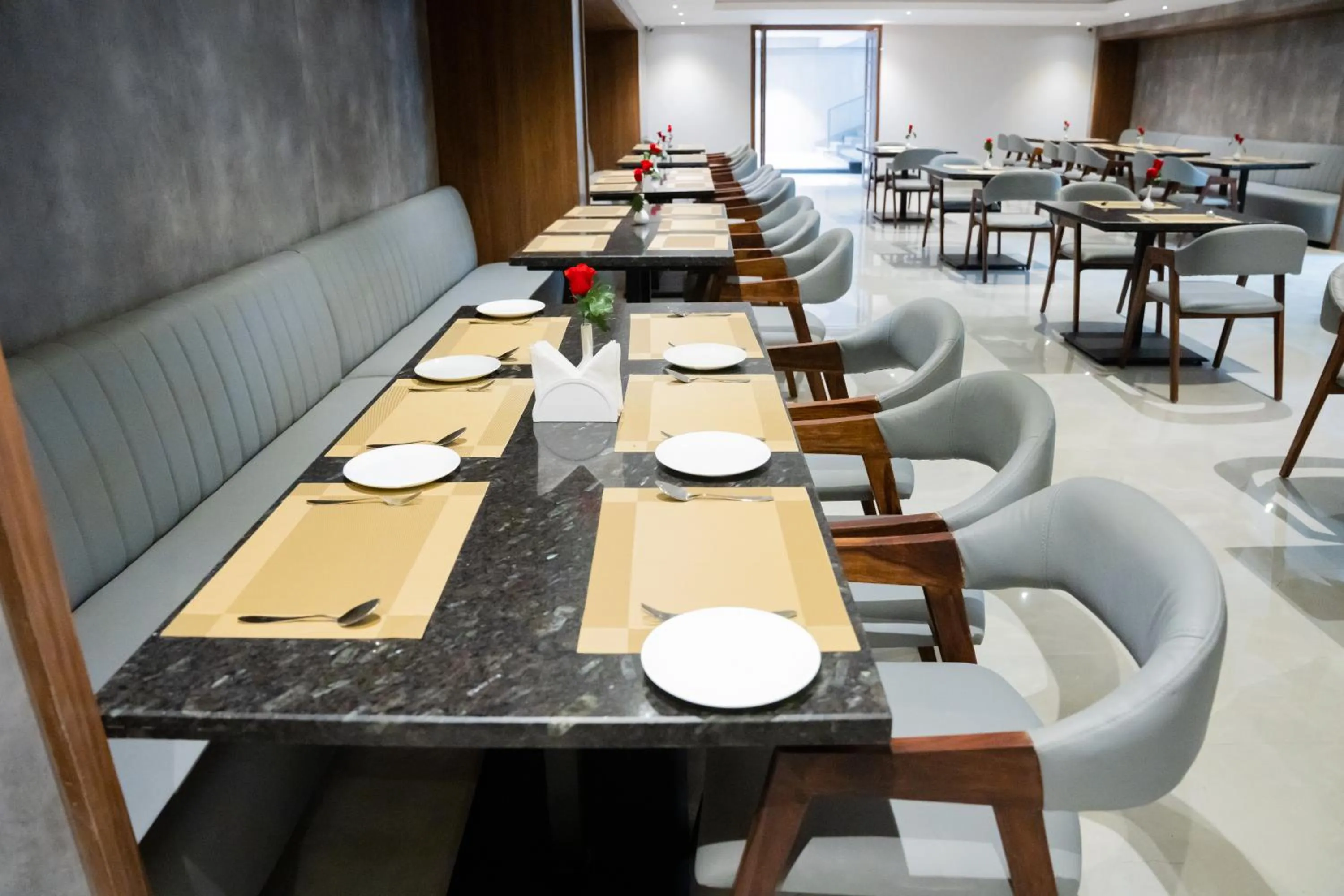 Restaurant/places to eat in Hotel Tulips Grand