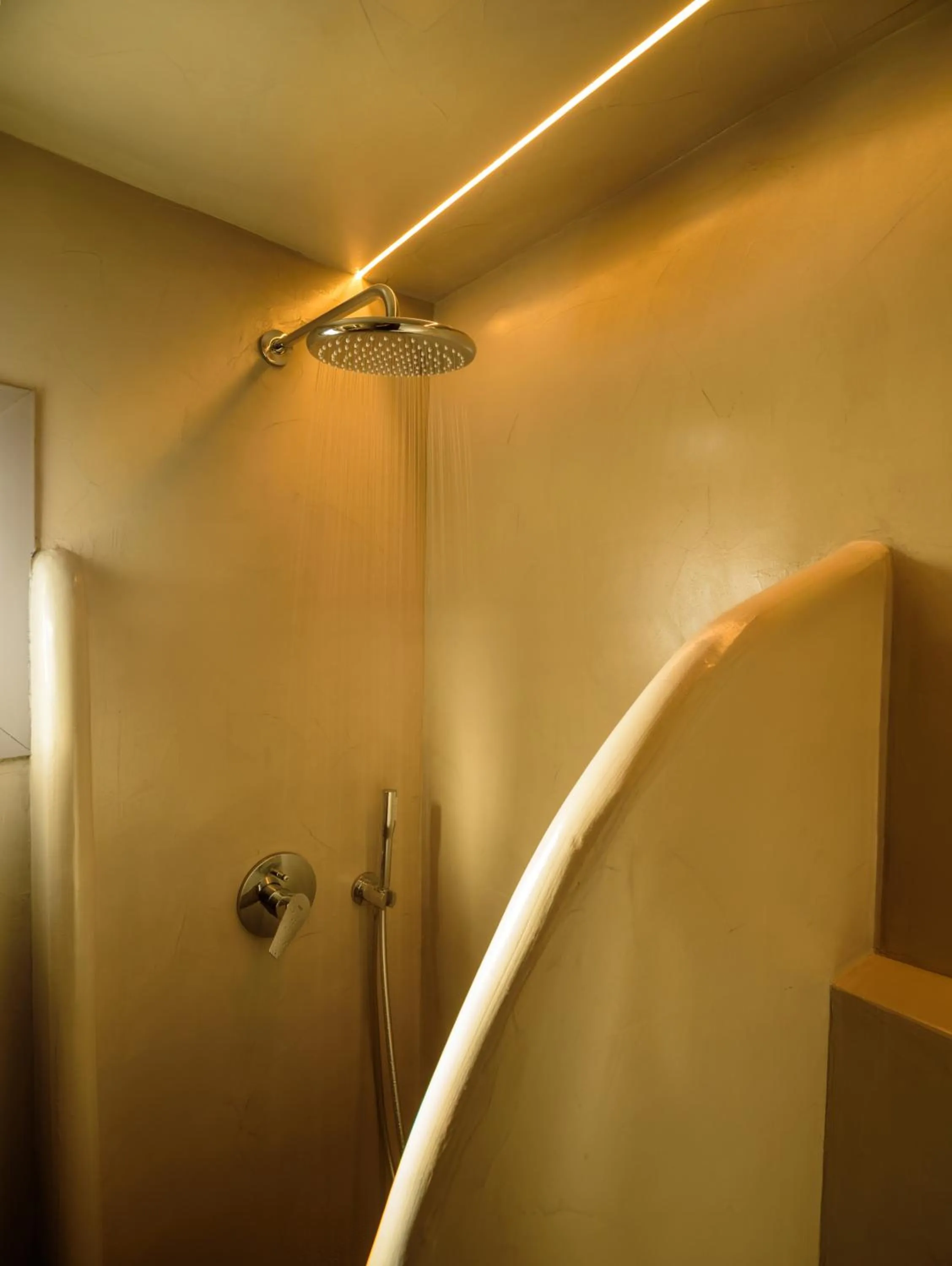 Shower in Tataki Family Hotel