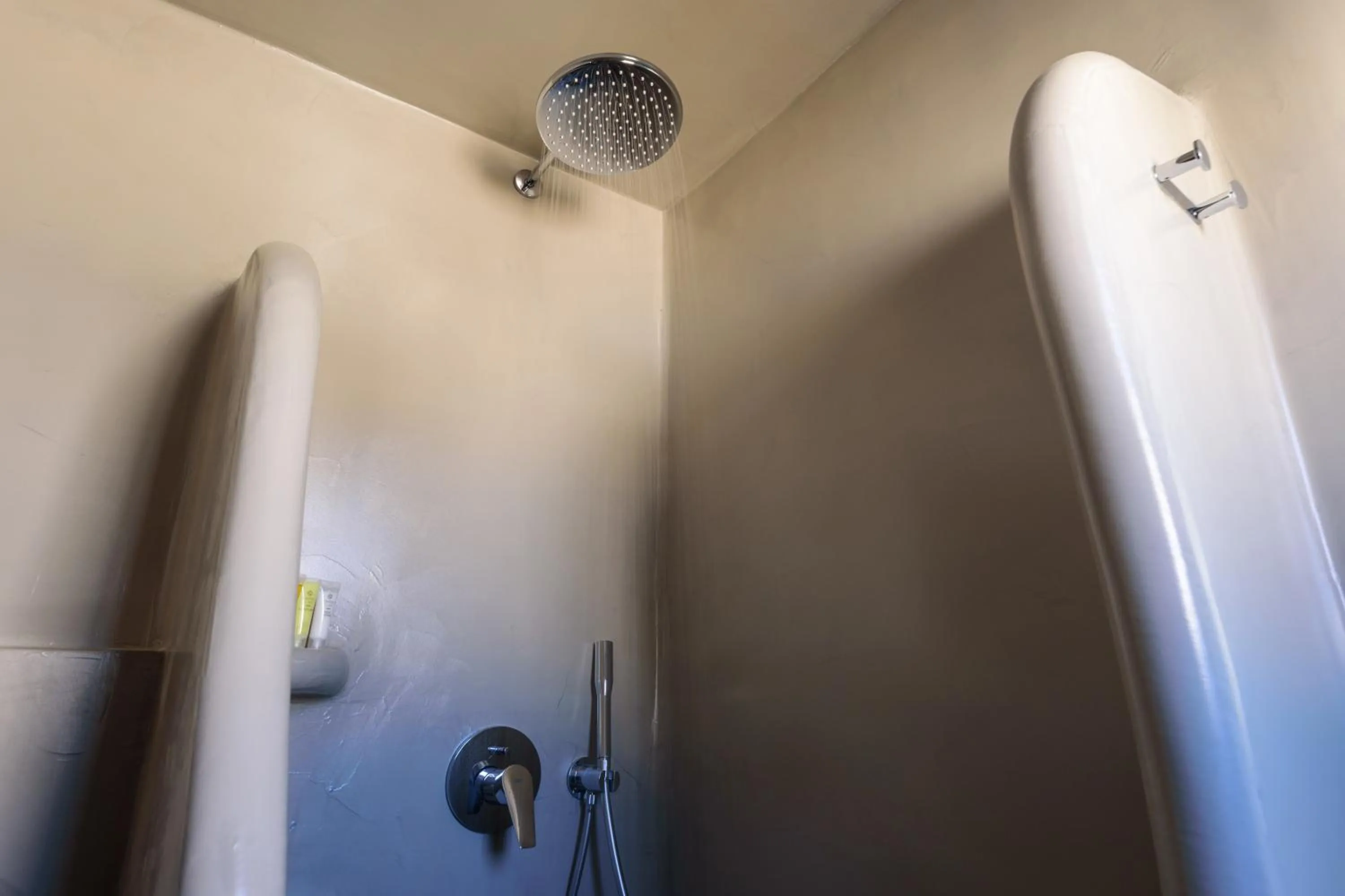 Shower in Tataki Family Hotel