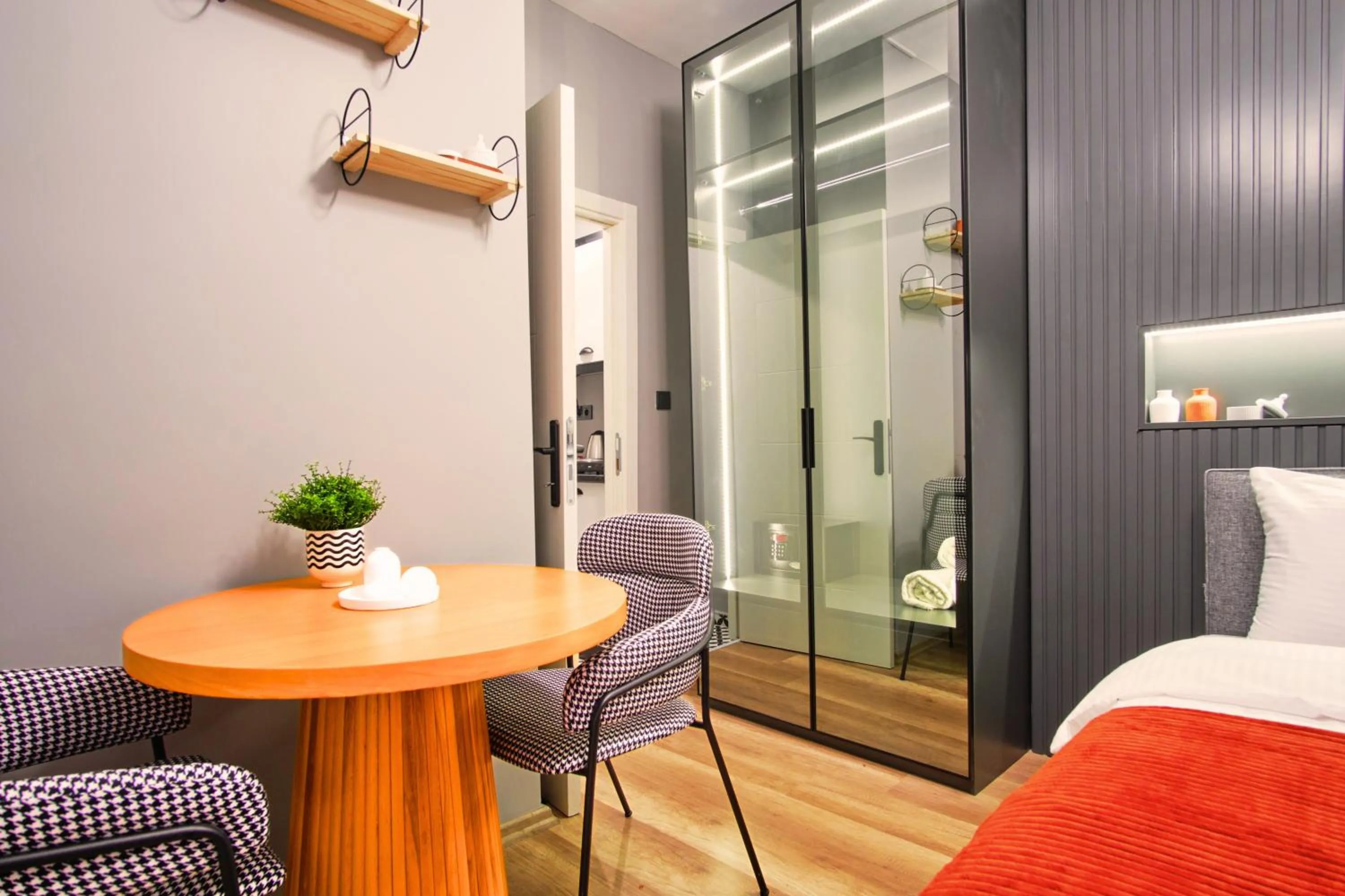 Dining area, Bed in TAKS-INN Hotel