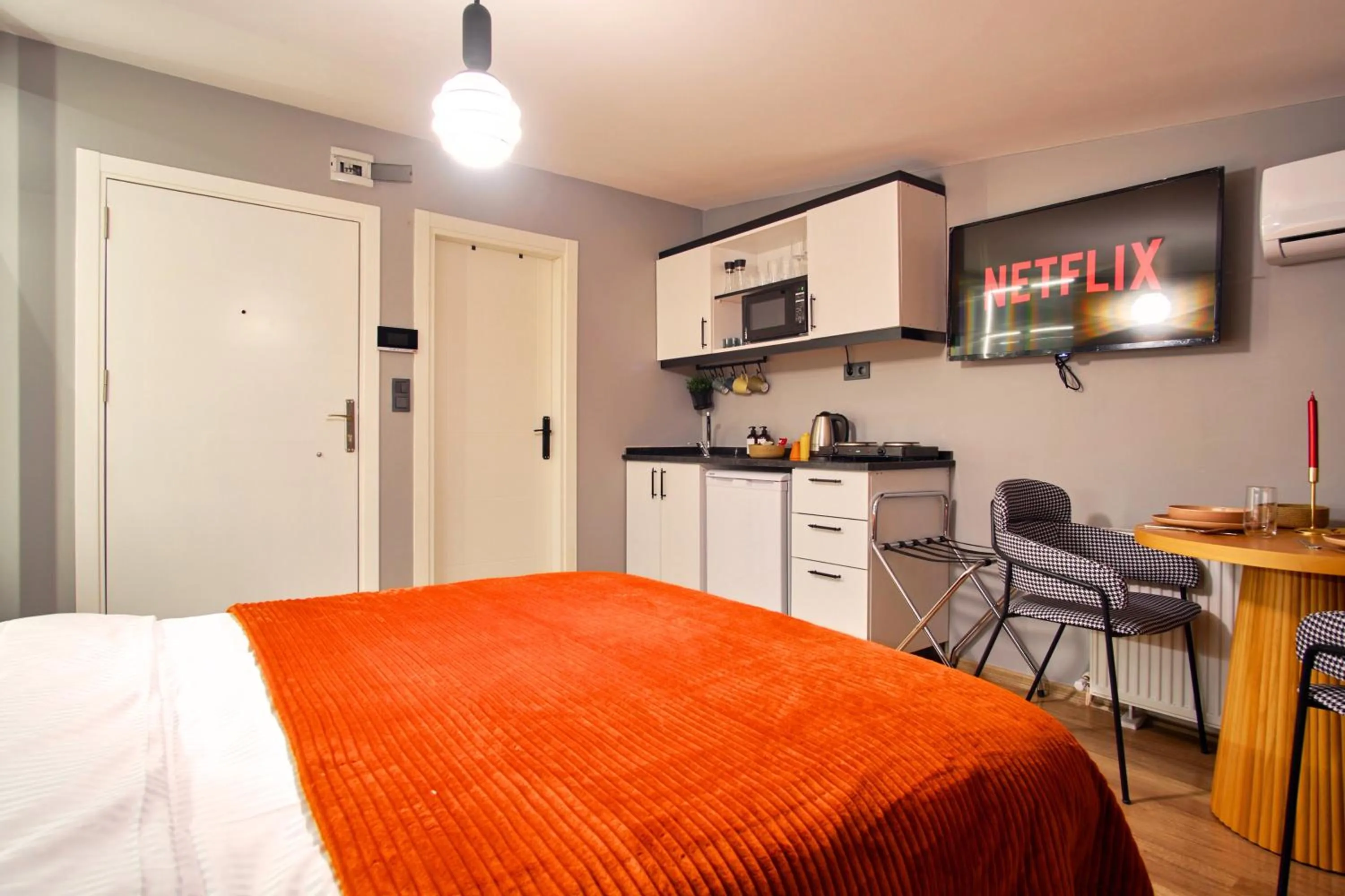 Kitchen or kitchenette, Bed in TAKS-INN Hotel
