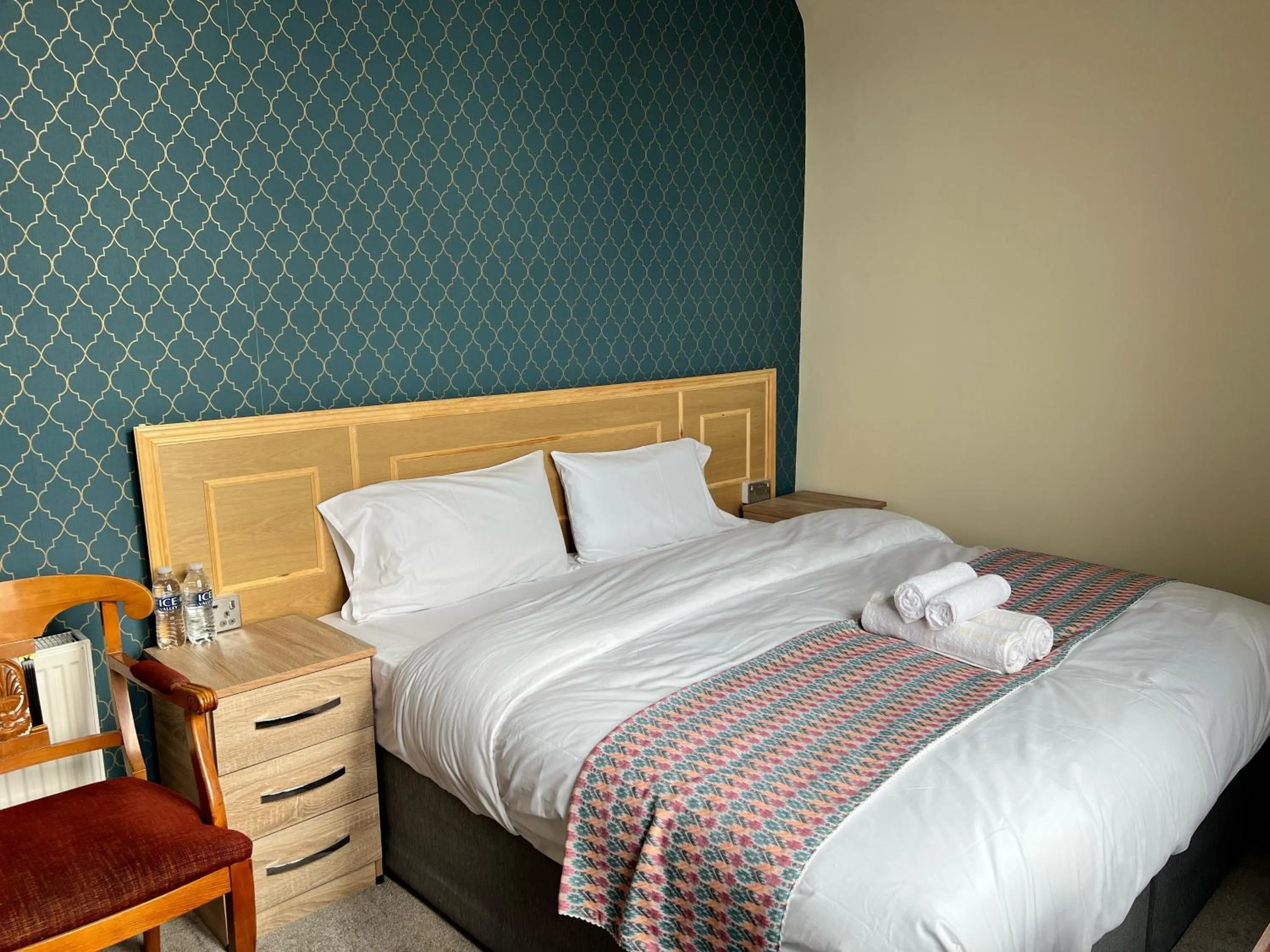 Photo of the whole room, Bed in Earl David Hotel