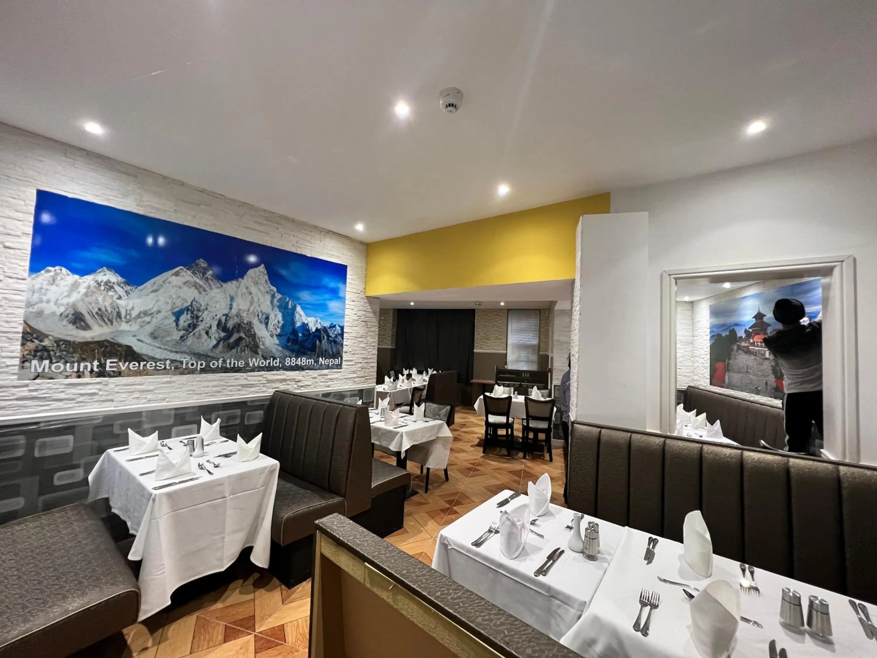 Restaurant/places to eat in Earl David Hotel