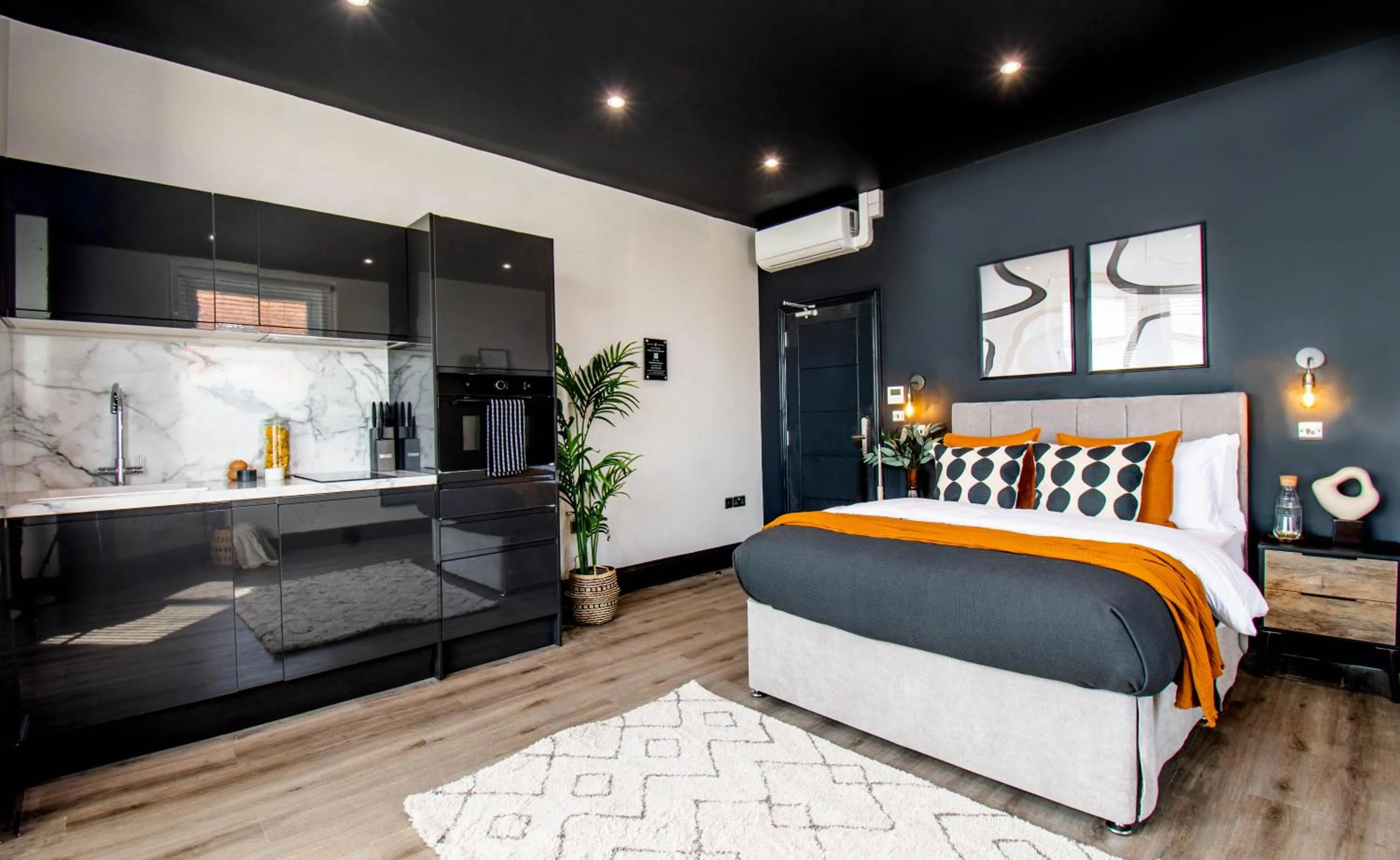 Photo of the whole room, Bed in The Rampart