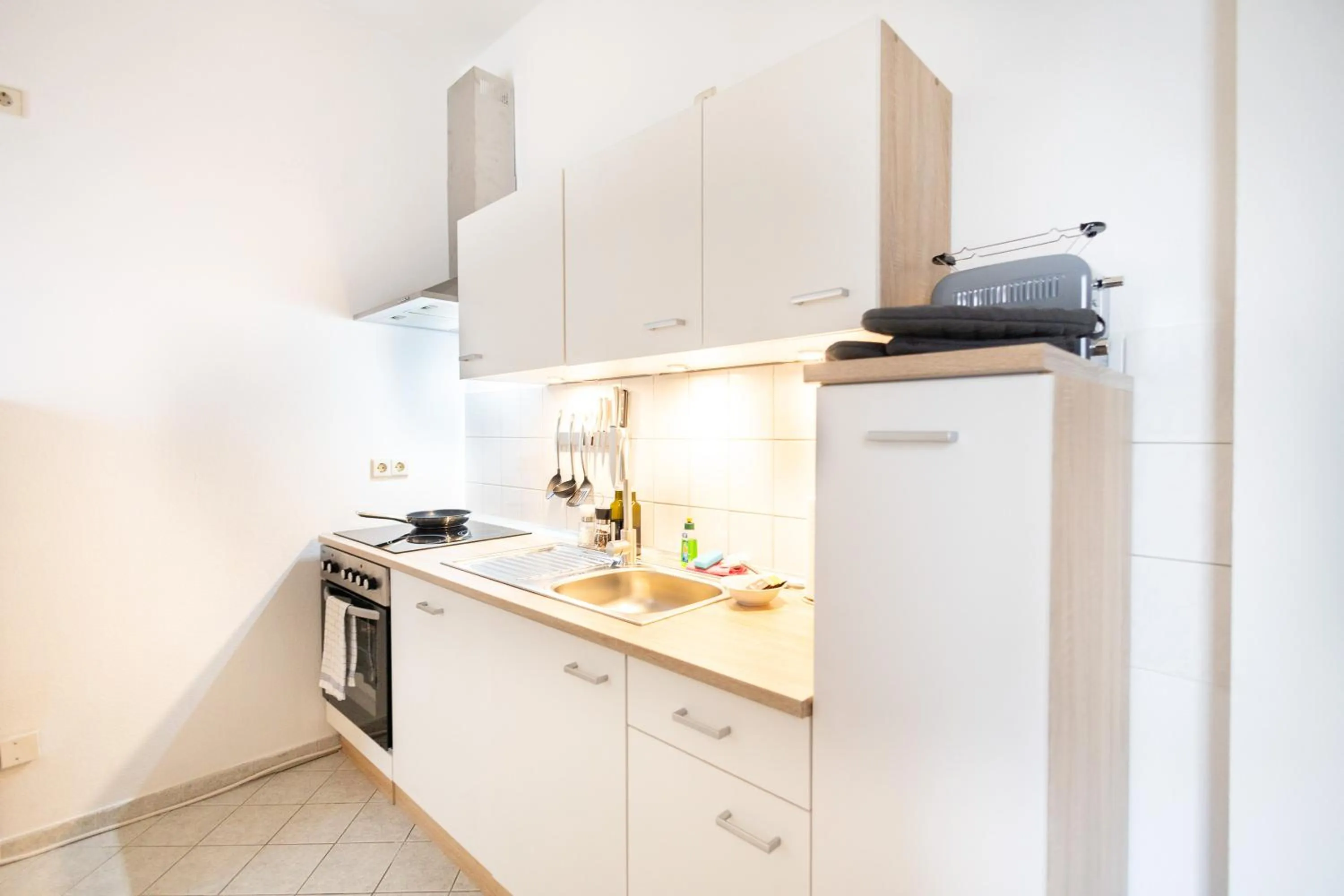 Kitchen or kitchenette in Apartments an der Oper - Innenstadt - Zentral - Küche - Wifi - Powered by Ko-Living