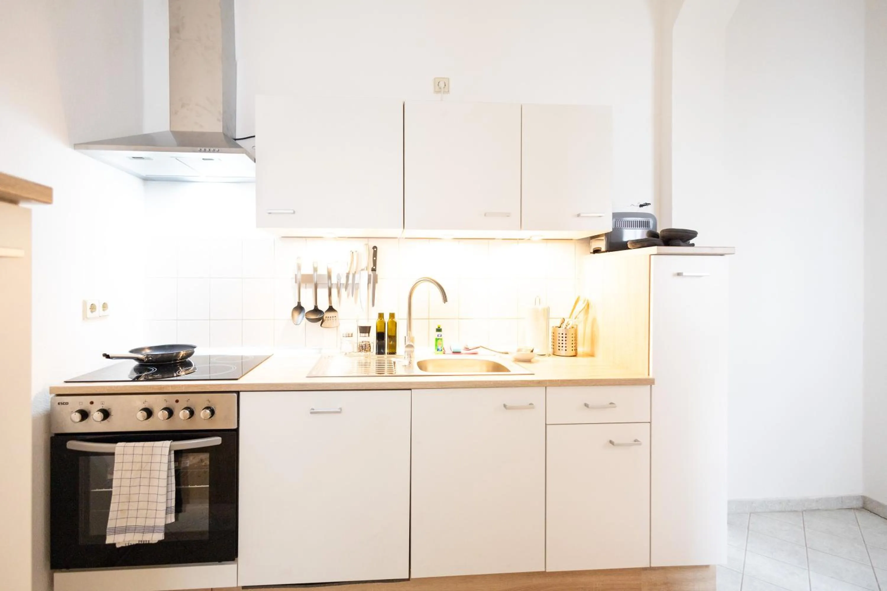 Kitchen or kitchenette in Apartments an der Oper - Innenstadt - Zentral - Küche - Wifi - Powered by Ko-Living