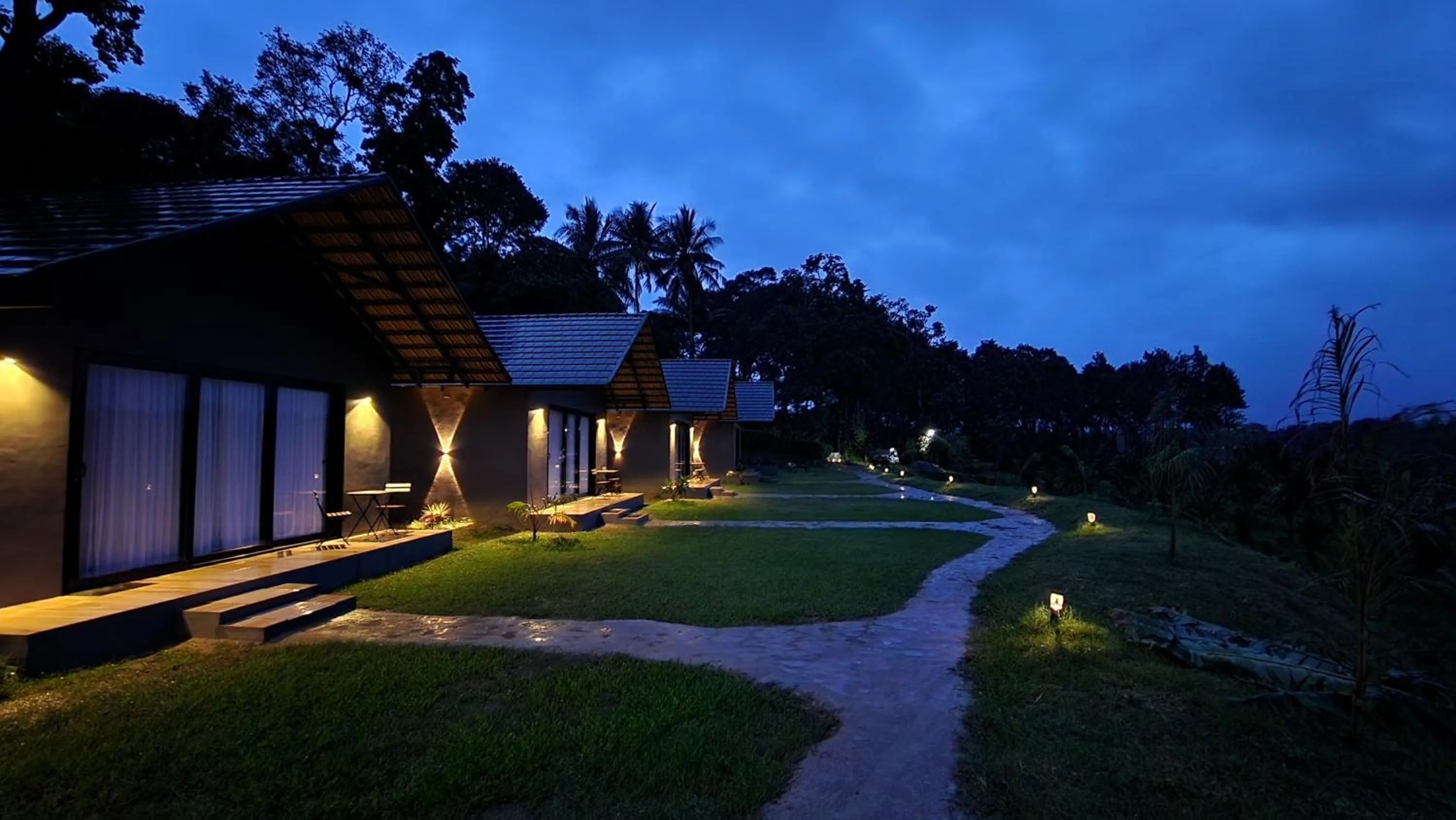 Property building in Bendheka - Cliff Front Cottages Coorg