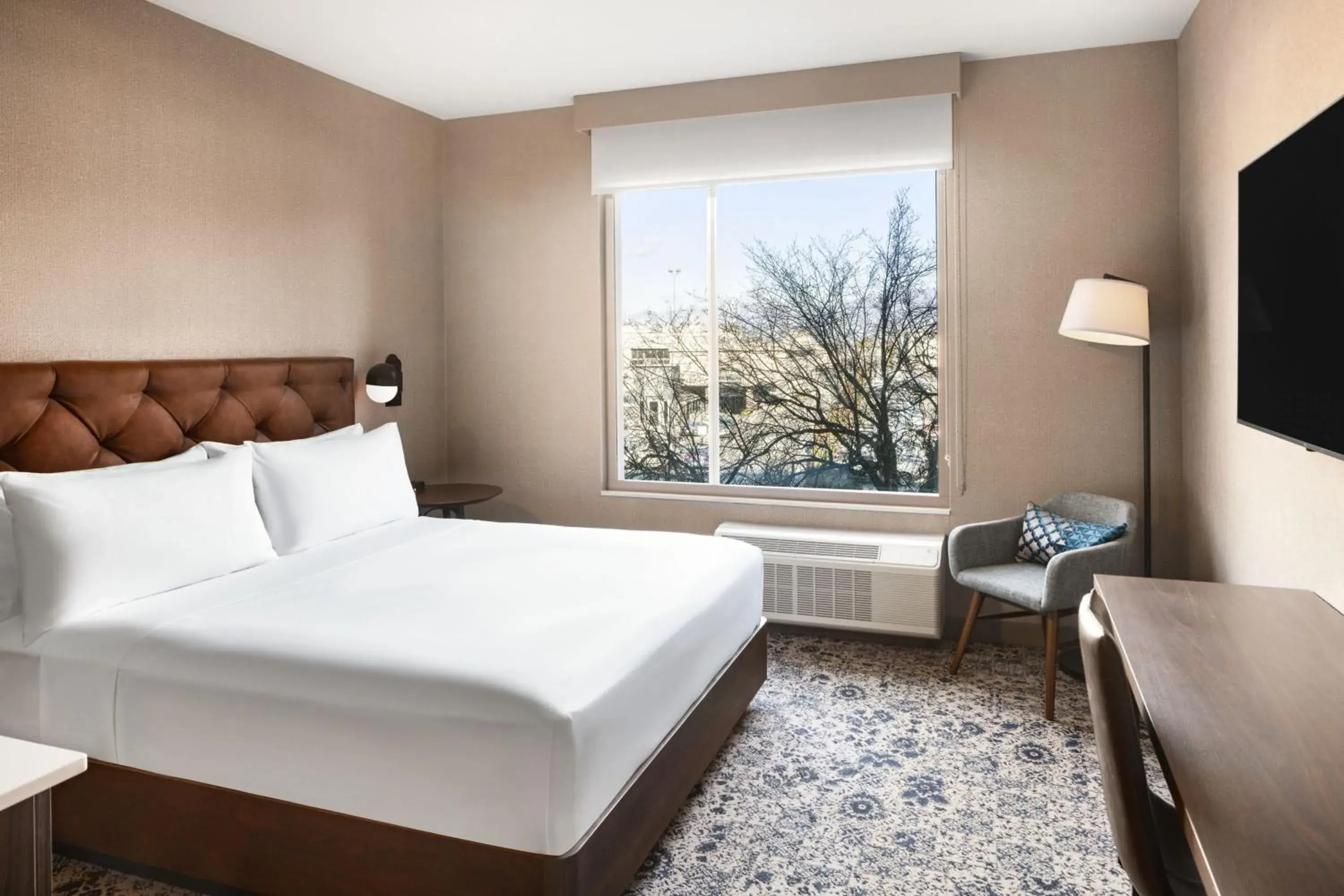 Deluxe King Room with City View in Four Points by Sheraton Penticton at the Convention Centre Deluxe King Room with City View in Four Points by Sheraton Penticton at the Convention Centre