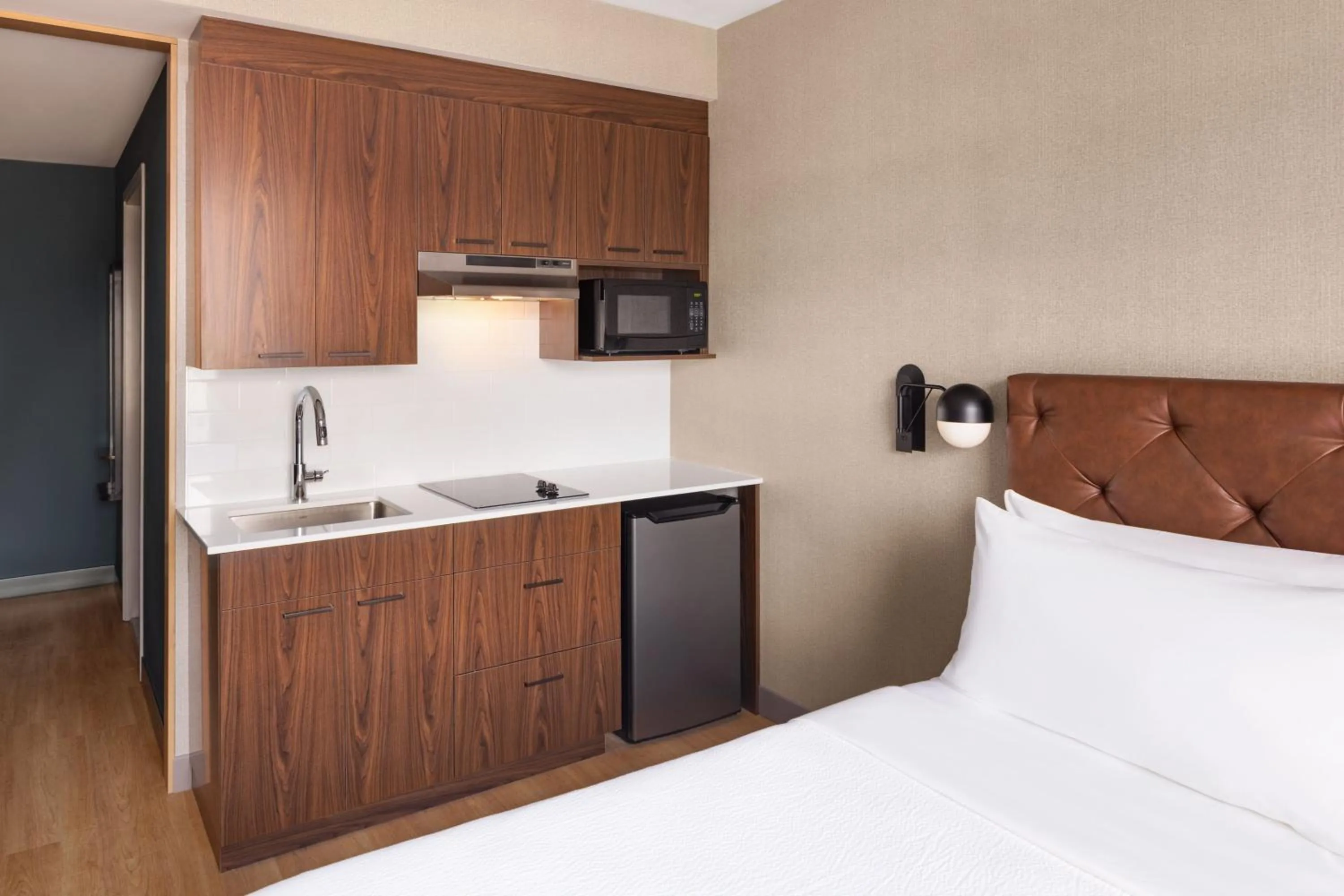 Kitchen or kitchenette, Bed in Four Points by Sheraton Penticton at the Convention Centre