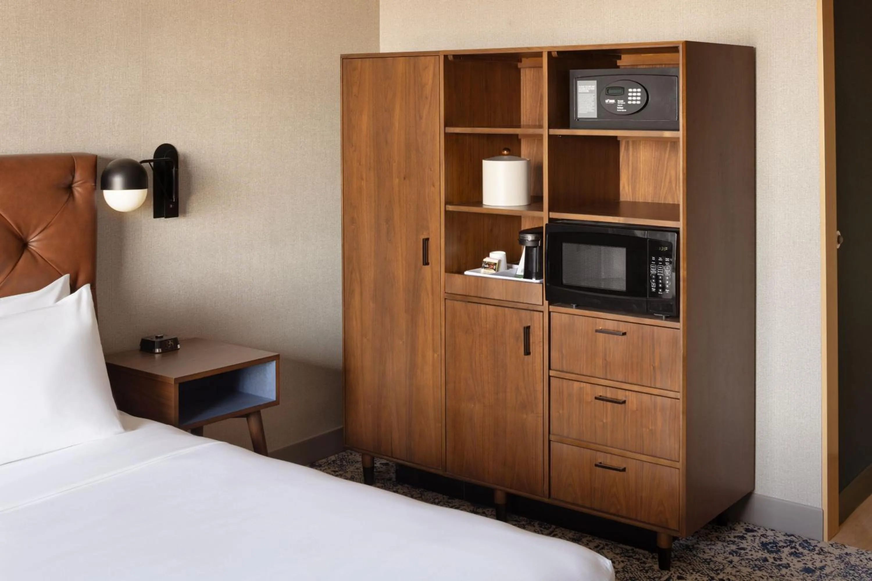 Photo of the whole room, Bed in Four Points by Sheraton Penticton at the Convention Centre