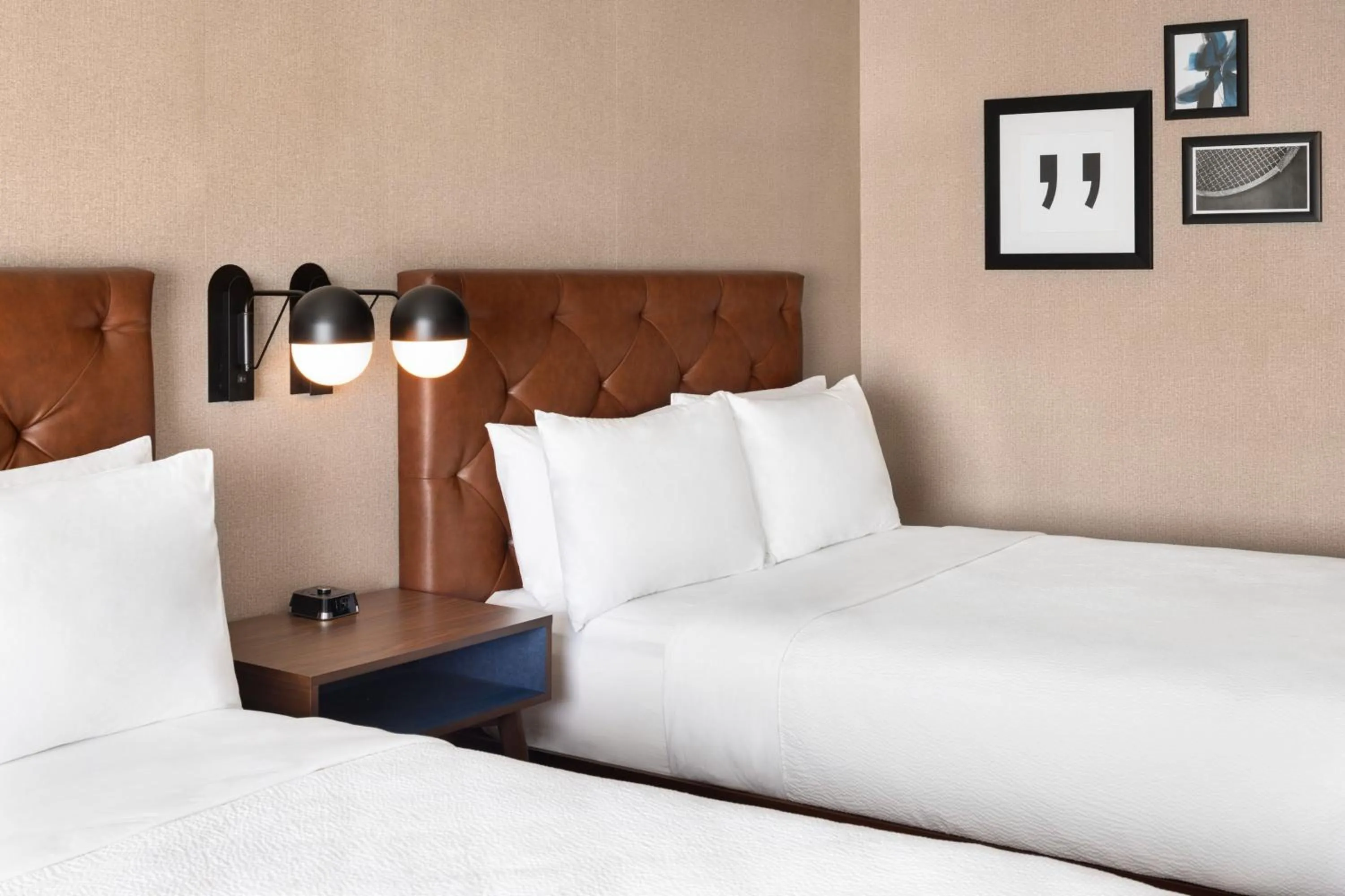 Photo of the whole room, Bed in Four Points by Sheraton Penticton at the Convention Centre