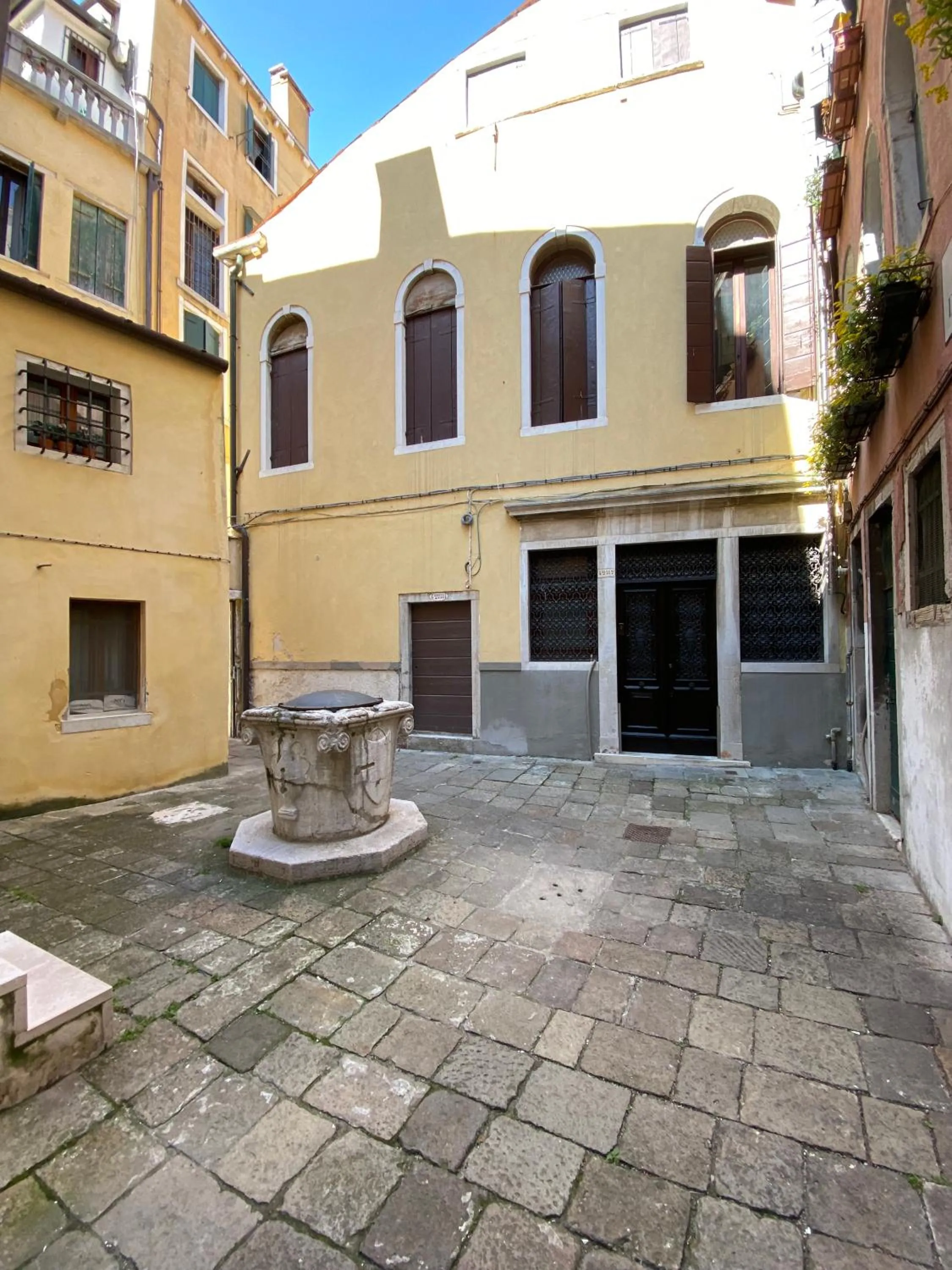Inner courtyard view in Friari Suite-Luxury apt. close to Rialto Bridge