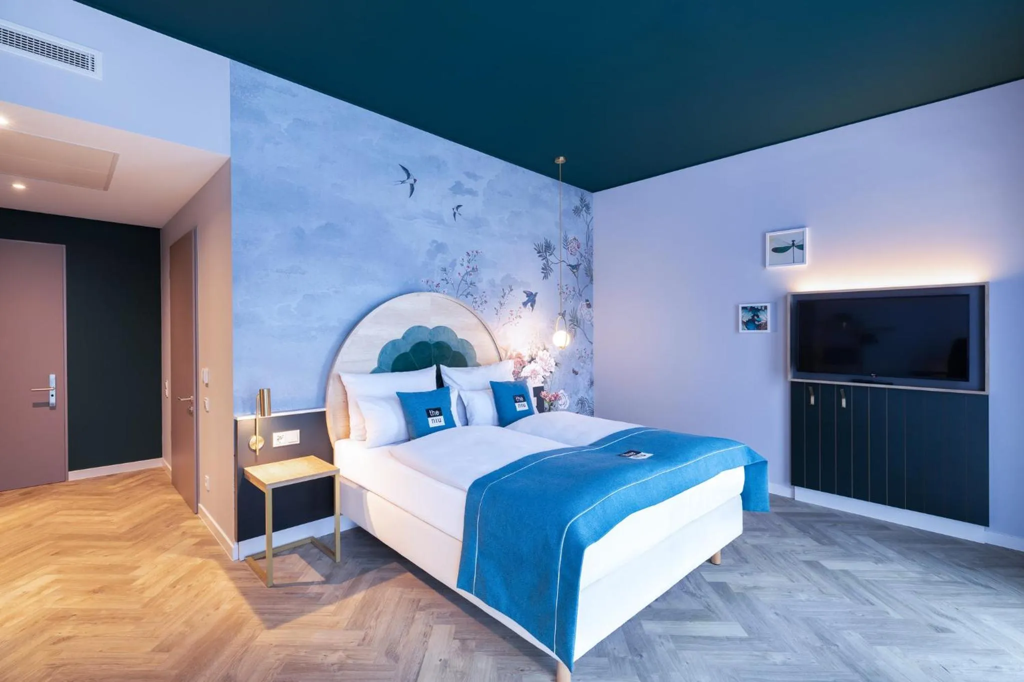 Photo of the whole room, Bed in Holiday Inn - the niu, Flower Konstanz by IHG