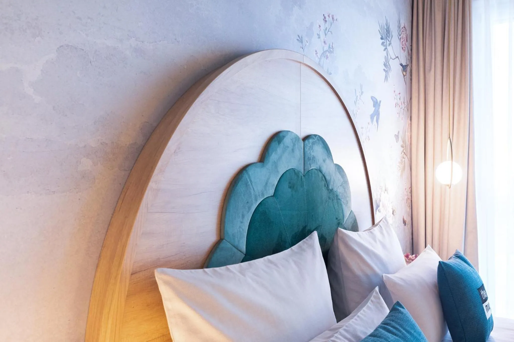 Photo of the whole room, Bed in Holiday Inn - the niu, Flower Konstanz by IHG