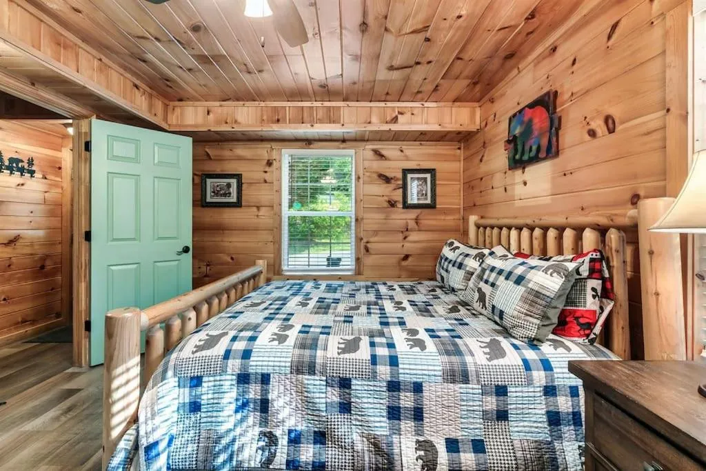 Bed in A Top Notch Lodge~Gatlinburg