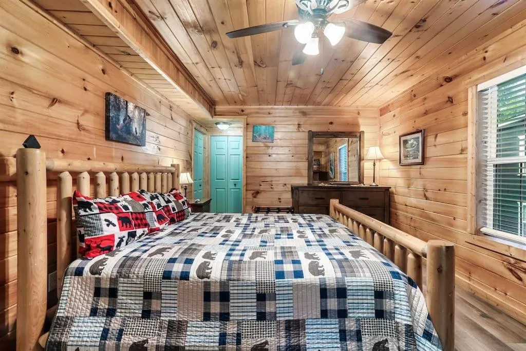 Bed in A Top Notch Lodge~Gatlinburg
