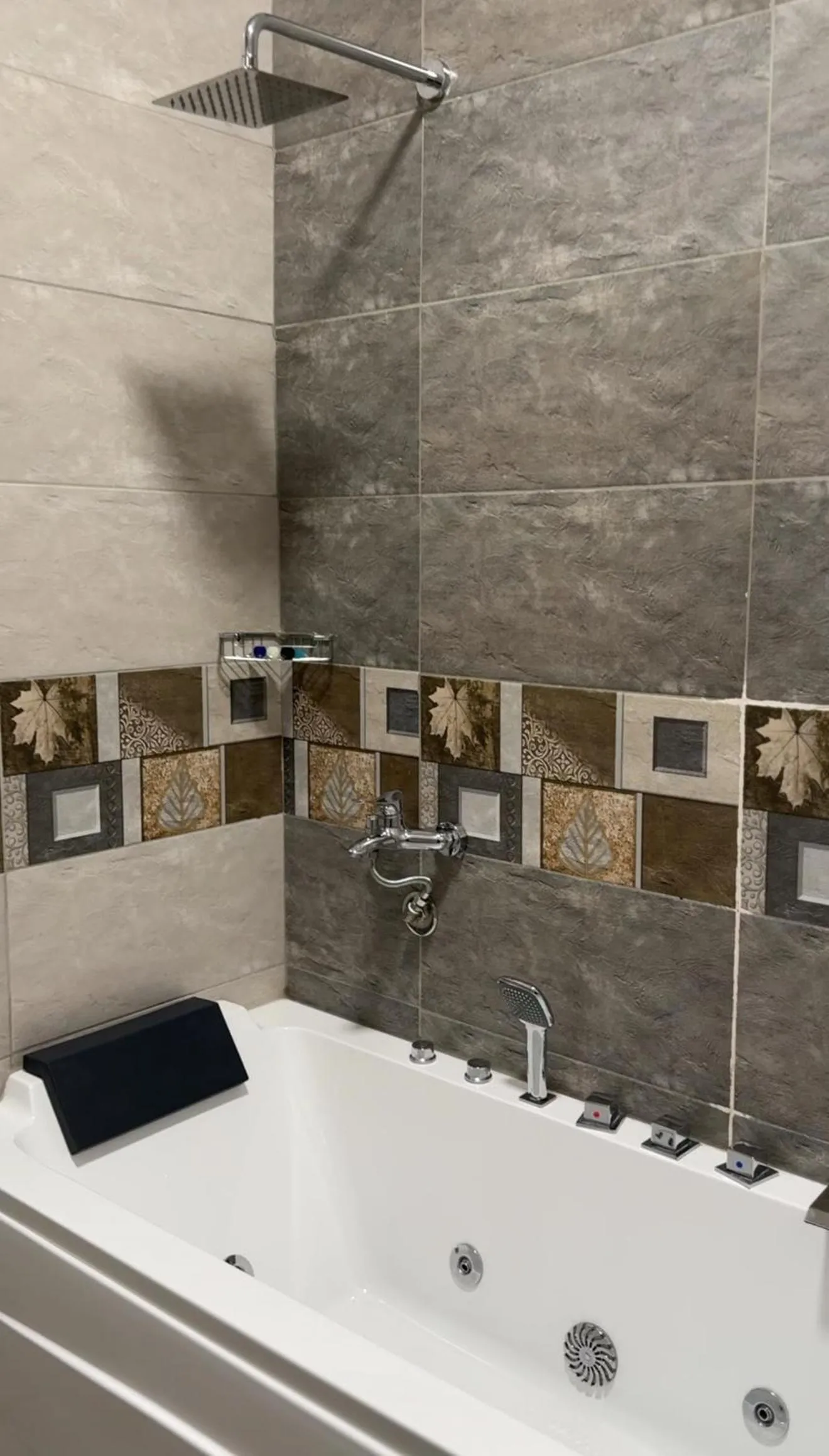 Shower in SEAVIEW HOTEL