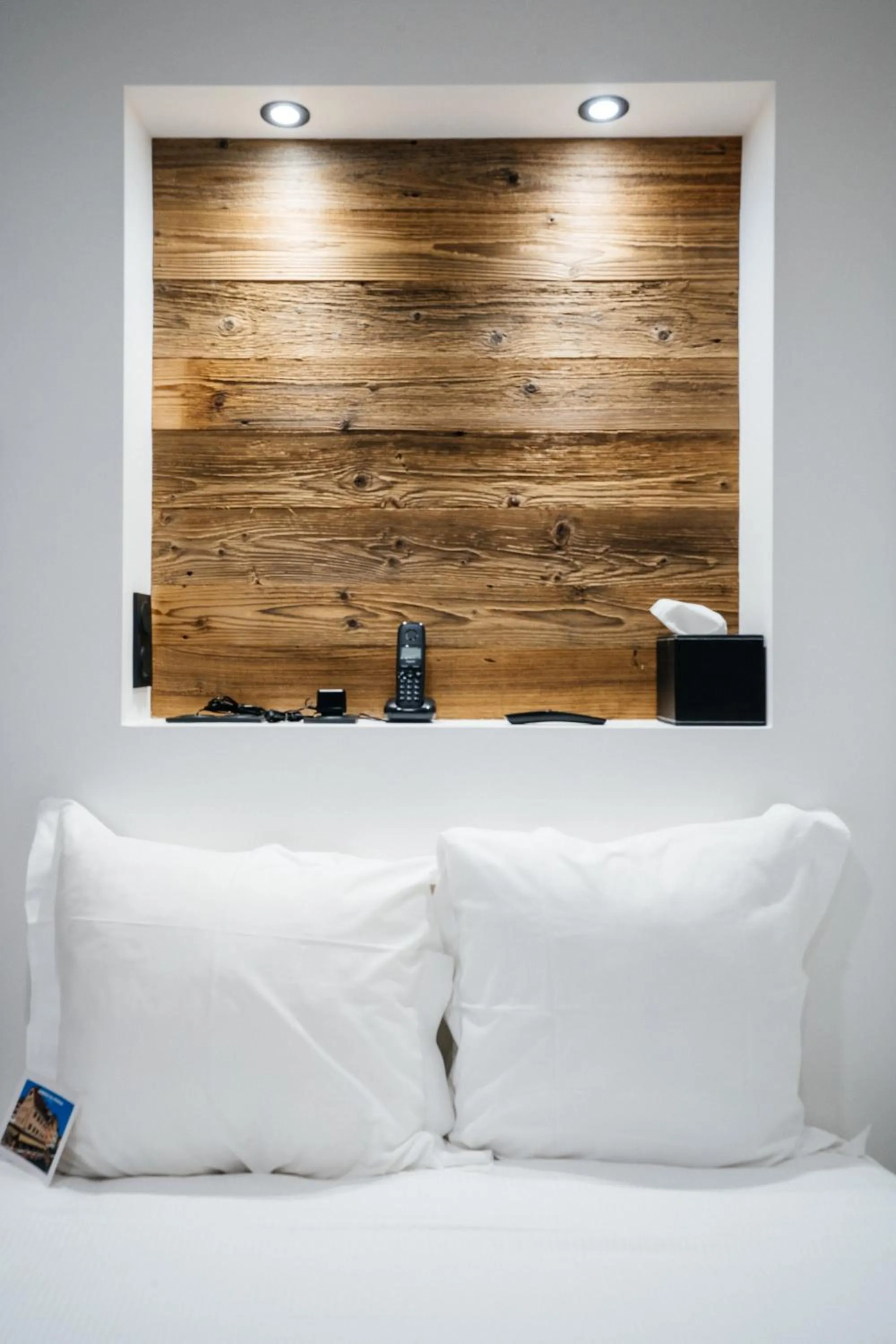 Shower, Bed in Auberge du Lyonnais