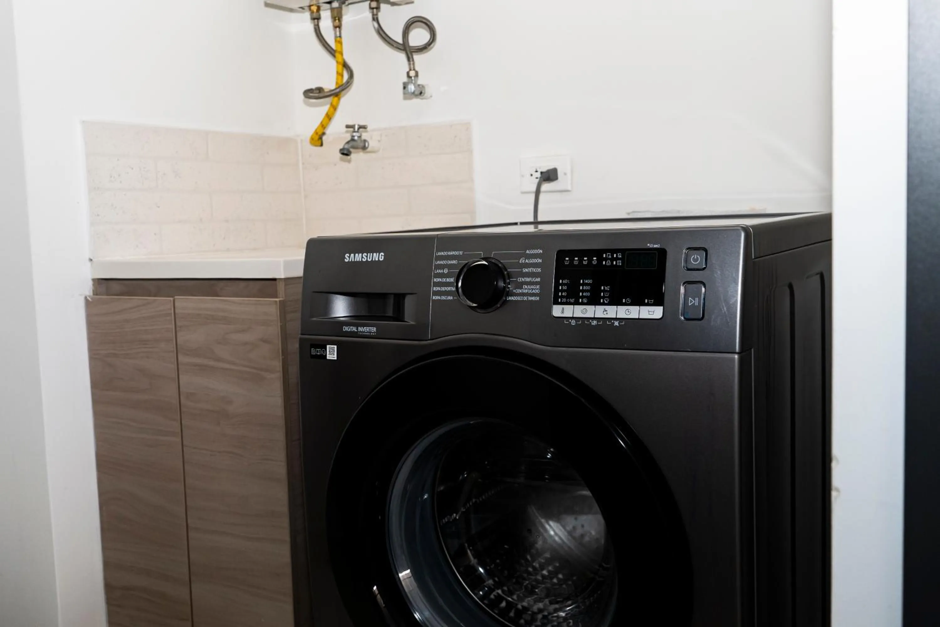 washing machine in Apartamentos Gema Lujosos en Laureles