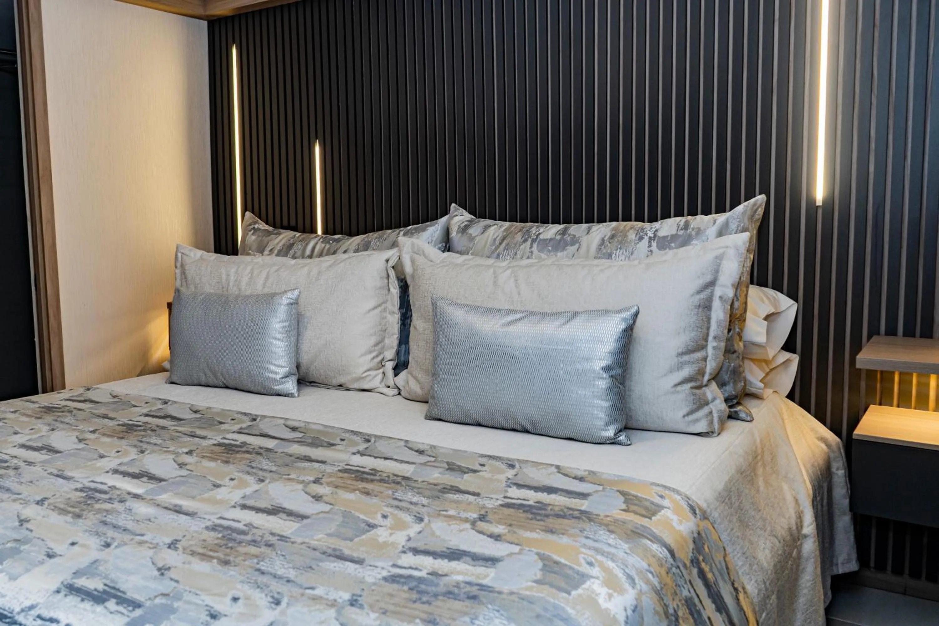 Bedroom, Bed in Apartamentos Gema Lujosos en Laureles