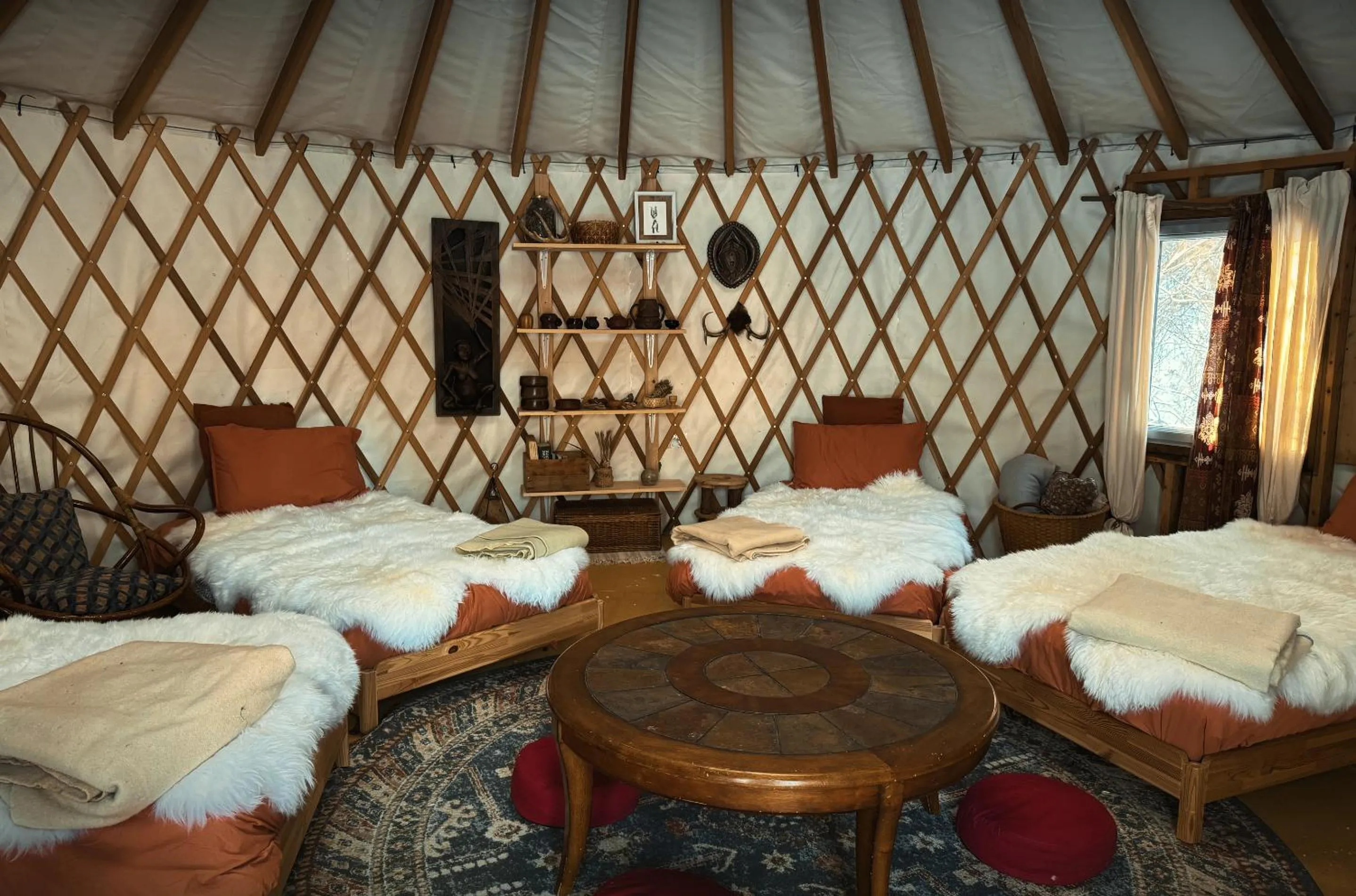 Photo of the whole room, Bed in Le Salon des Inconnus