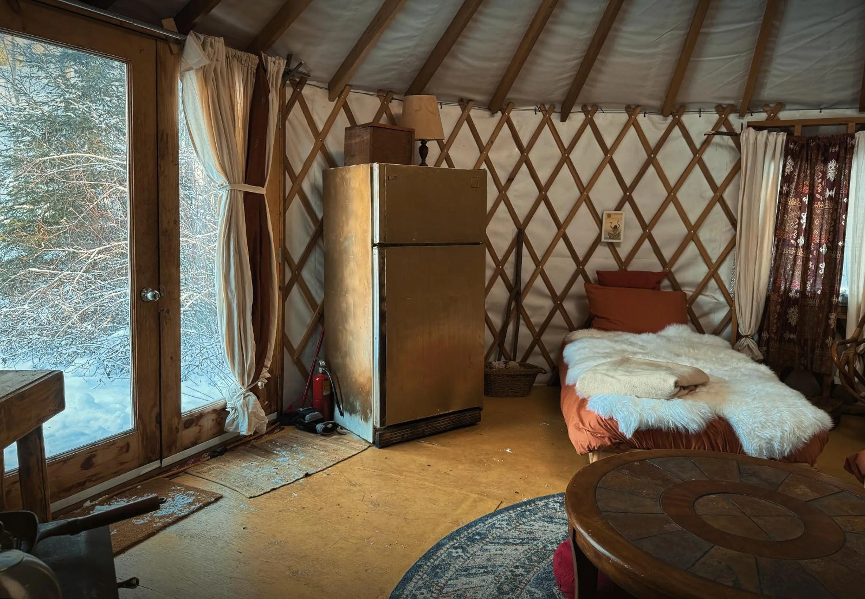 Photo of the whole room, Bed in Le Salon des Inconnus