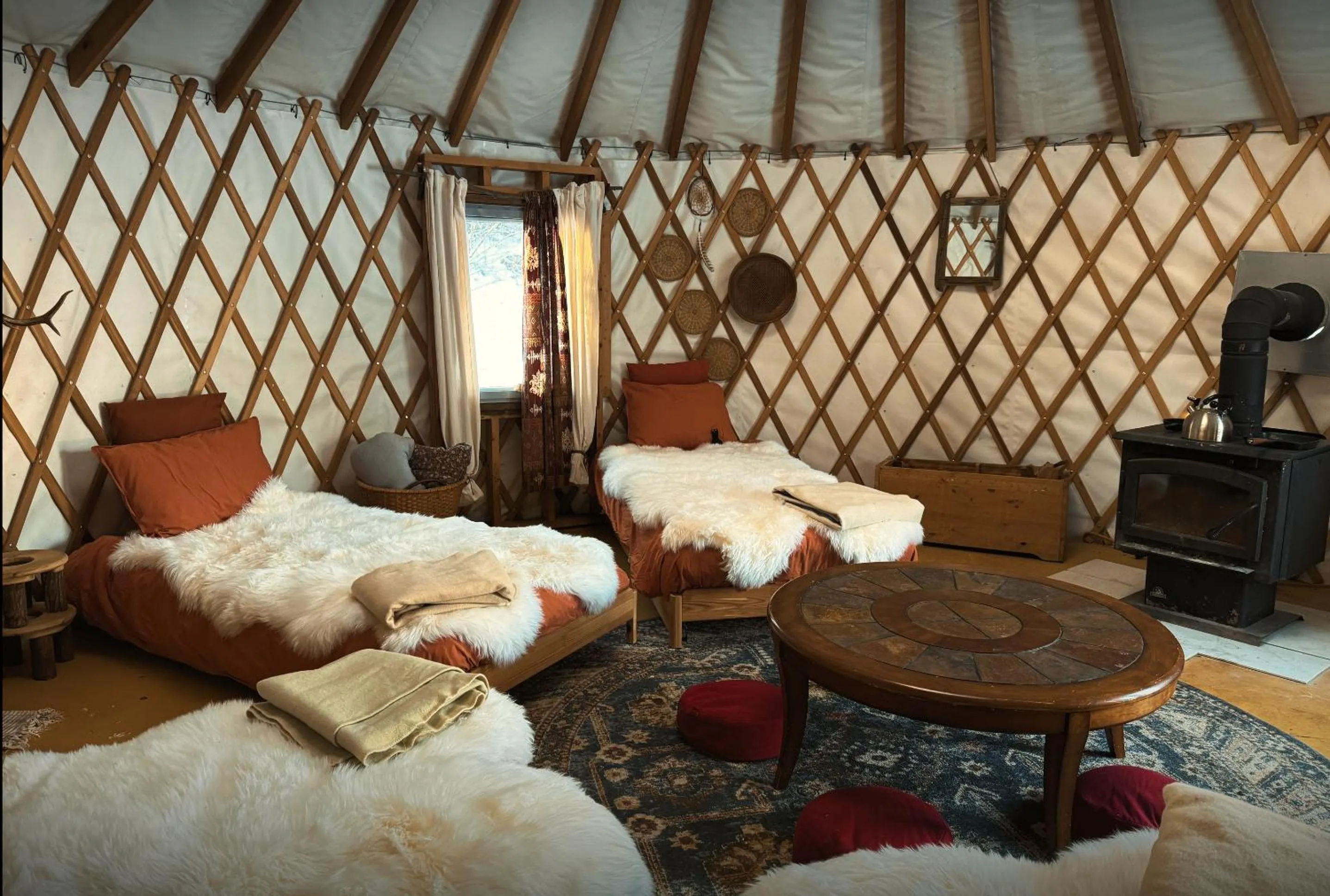 Photo of the whole room, Bed in Le Salon des Inconnus